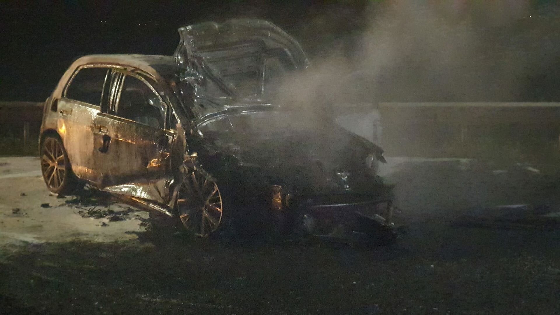Auto vliegt midden op de A9 bij Akersloot in brand na ongeluk
