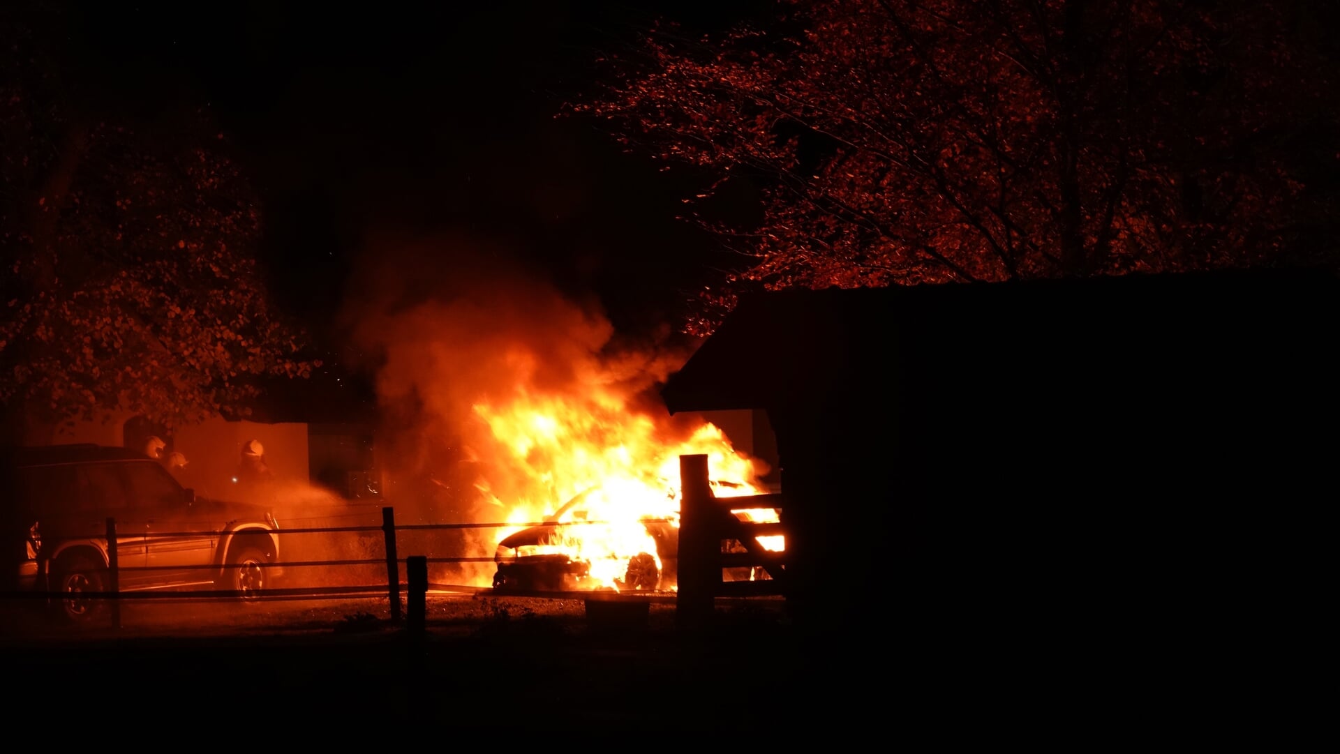 Auto uitgebrand op erf in Venebrugge