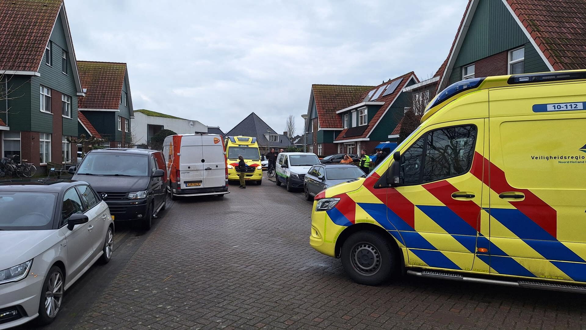 Vrouw ernstig gewond na aanrijding met PostNL bus in Midwoud, traumaheli ter plaatse