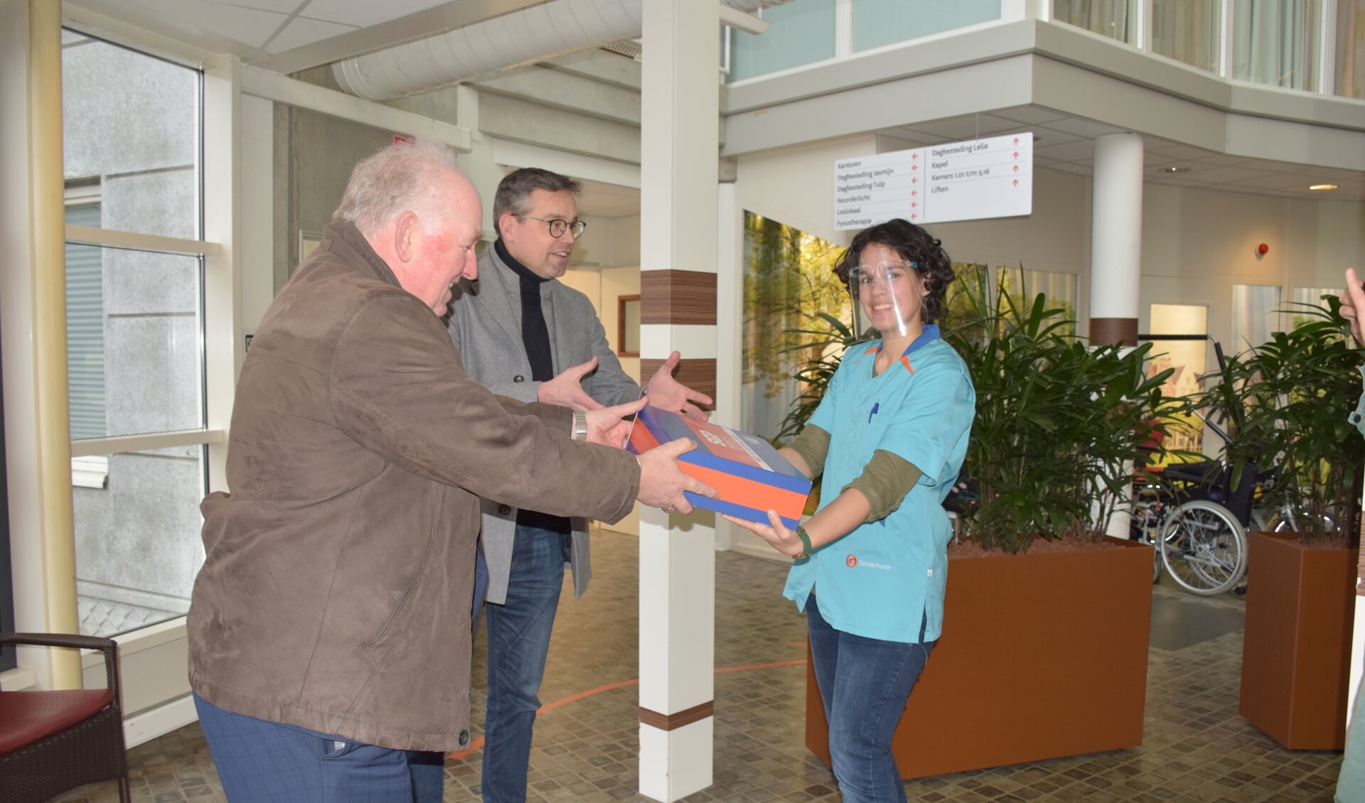 SGP-kandidaten Delen Stroopwafels Uit Bij Zorginstellingen - EdeStad.nl ...