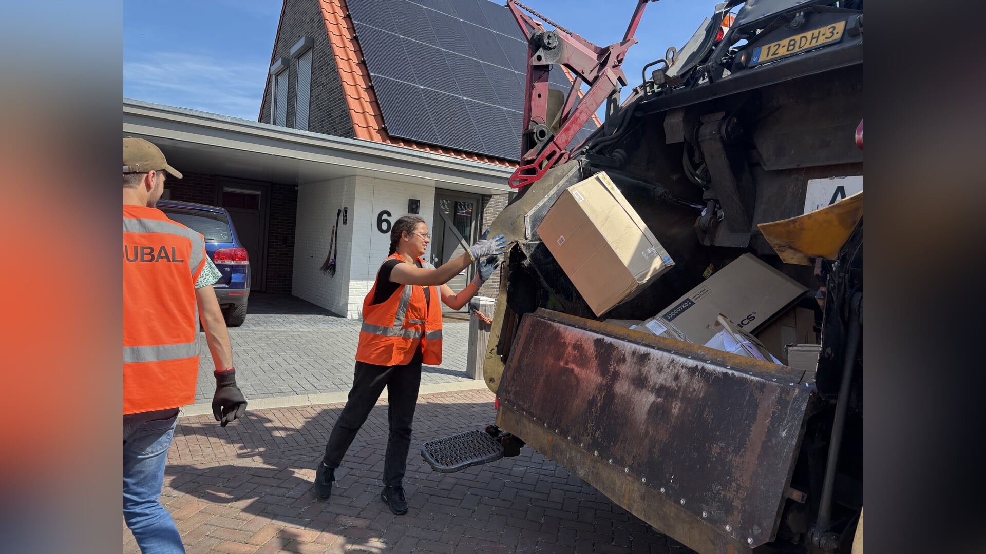 Jubal haalt oud papier