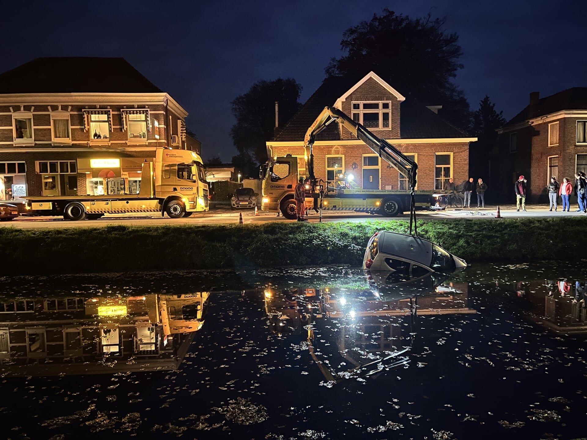 Auto belandt in Dedemsvaart: bestuurster met nat pak naar huis gebracht