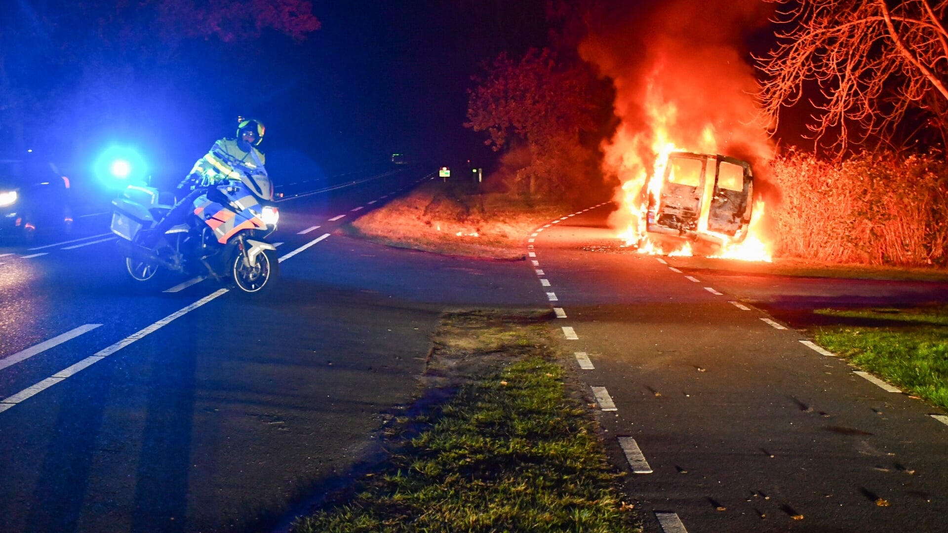 Bestelbus brandt volledig uit in Sibculo