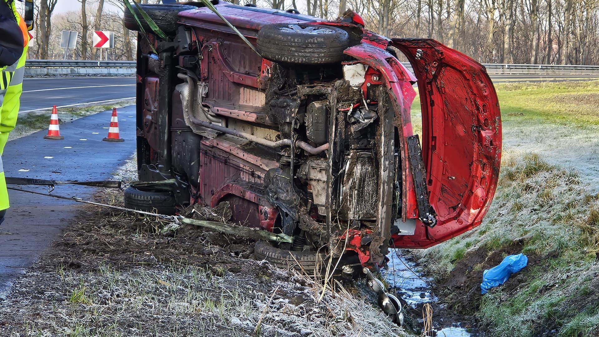 Automobilist verliest macht over het stuur en eindigt in sloot langs Slootweg in Slootdorp