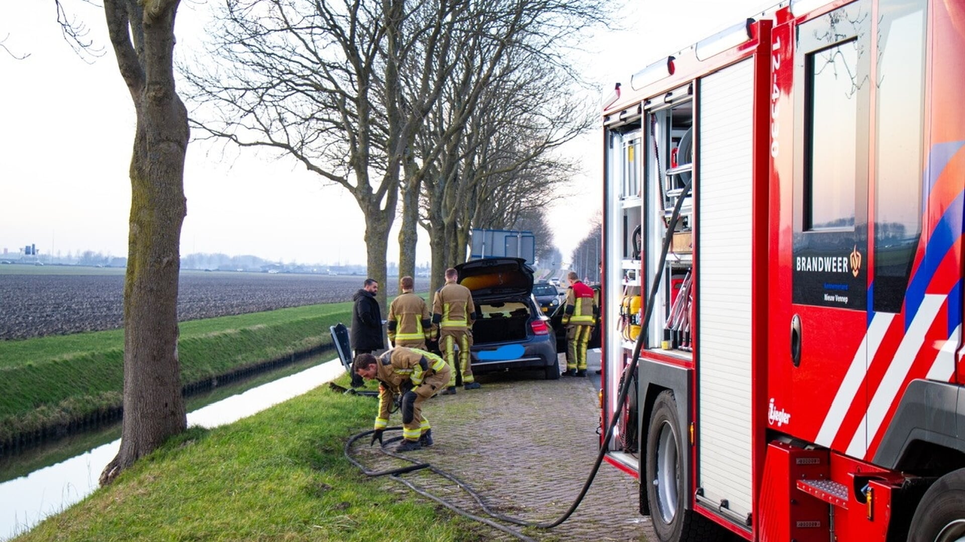 Auto interieur vat vlam tijdens het rijden aan Venneperweg in Burgerveen