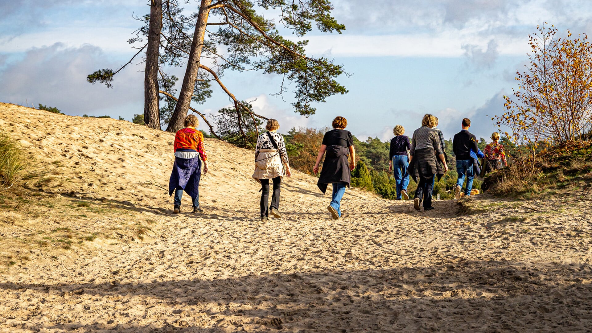 Wandelaars lopen 5.000 euro bij elkaar voor de natuur