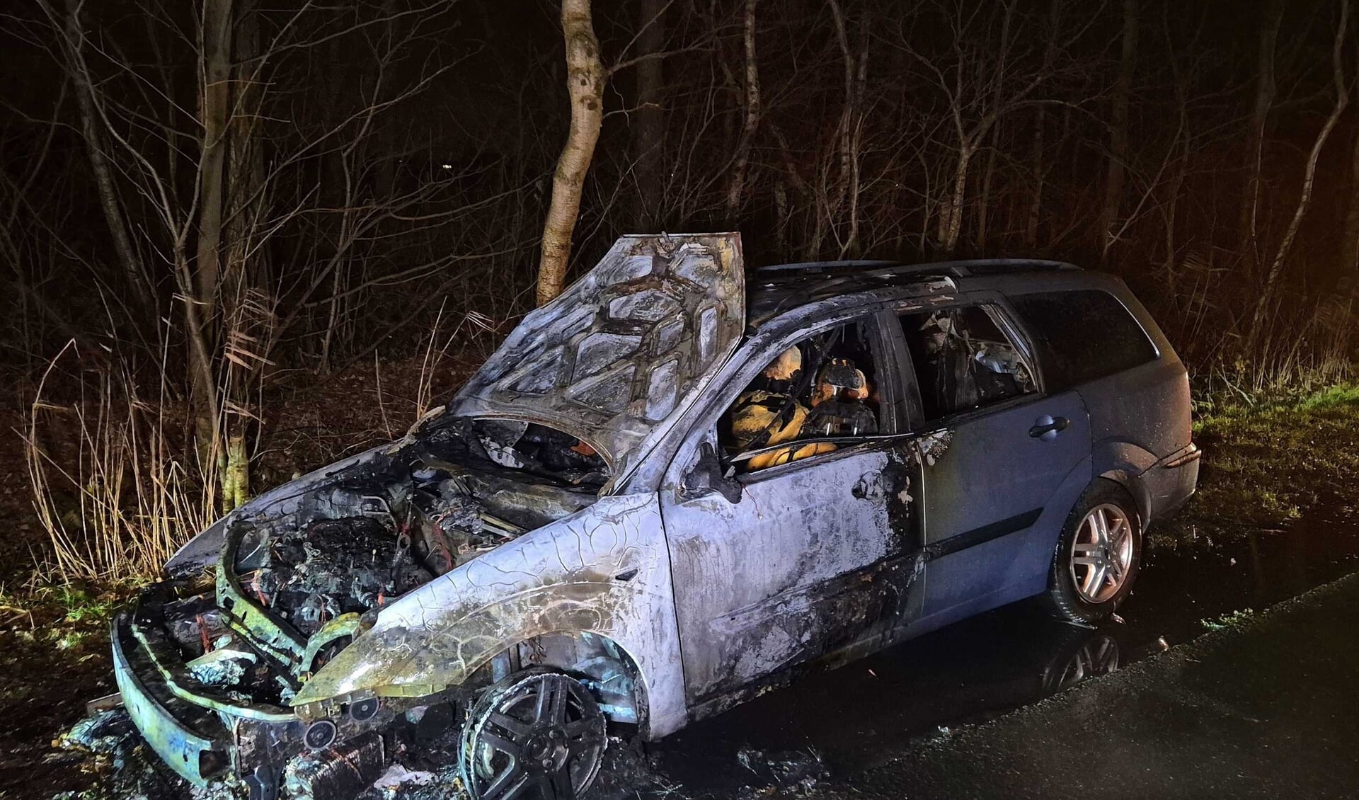 Auto vliegt in de brand tijdens het rijden aan Ruigeweg in Sint Maartensbrug