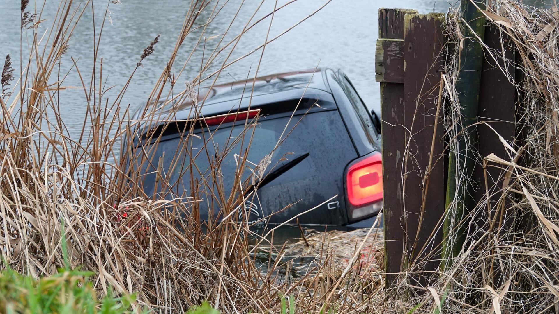 Auto vliegt uit de bocht en eindigt in sloot langs Komweg in Oostwoud; bestuurder onder invloed aang
