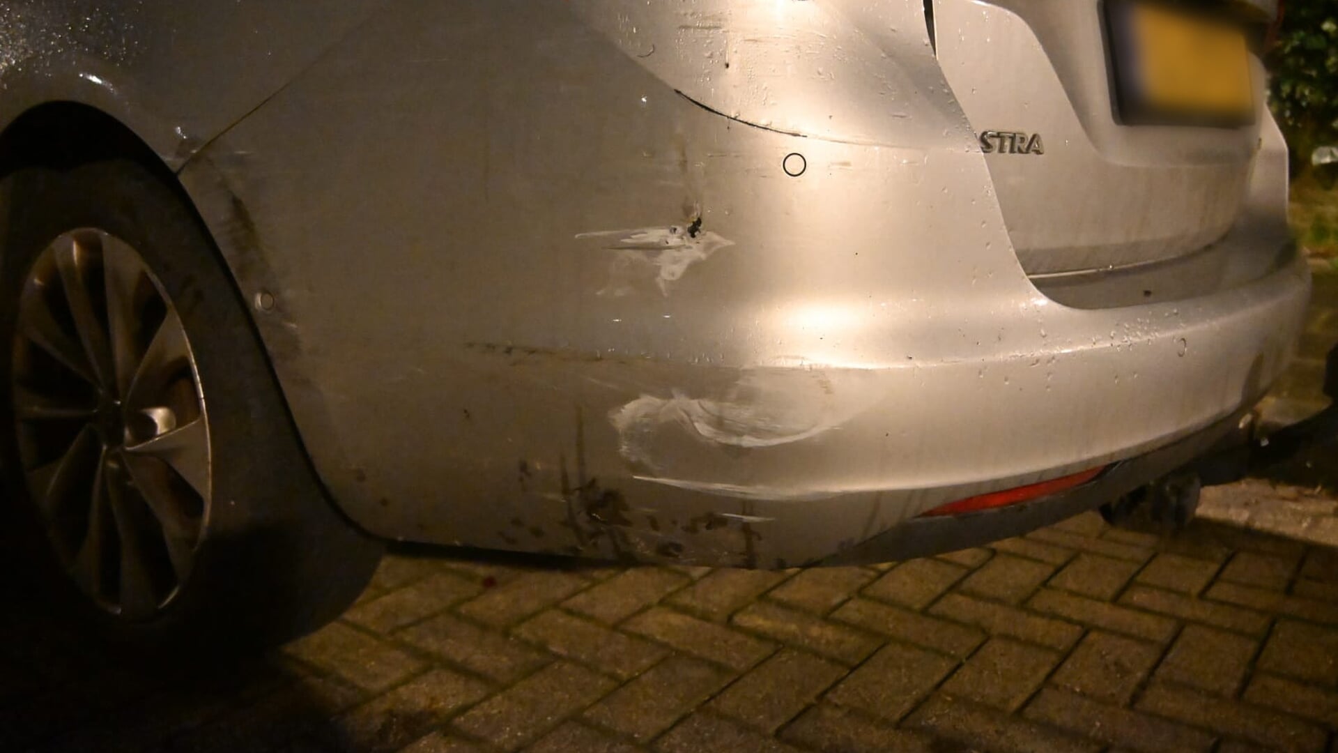Pakketbezorger rijdt door na aanrijding met schade
