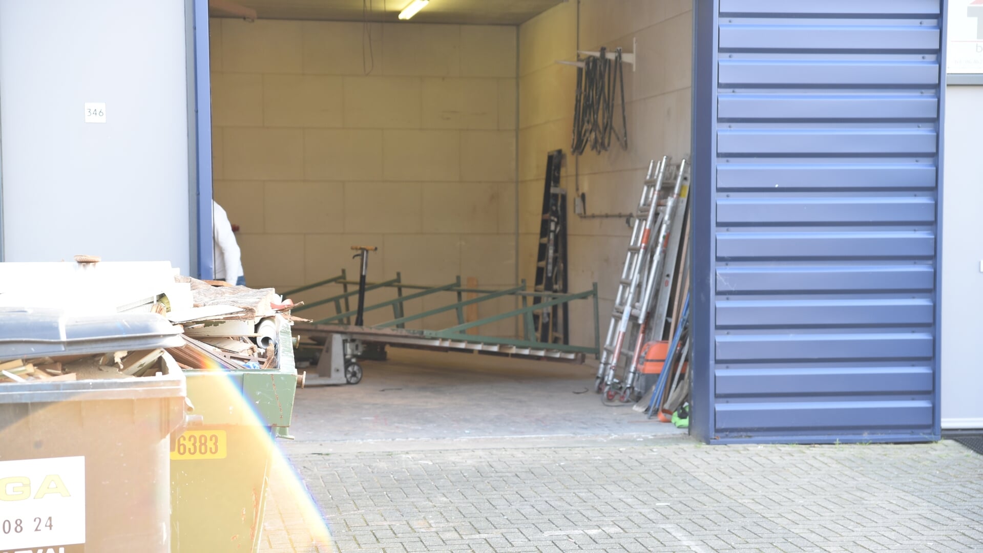 Man komt onder raamwerk terecht Honderdland in Maasdijk