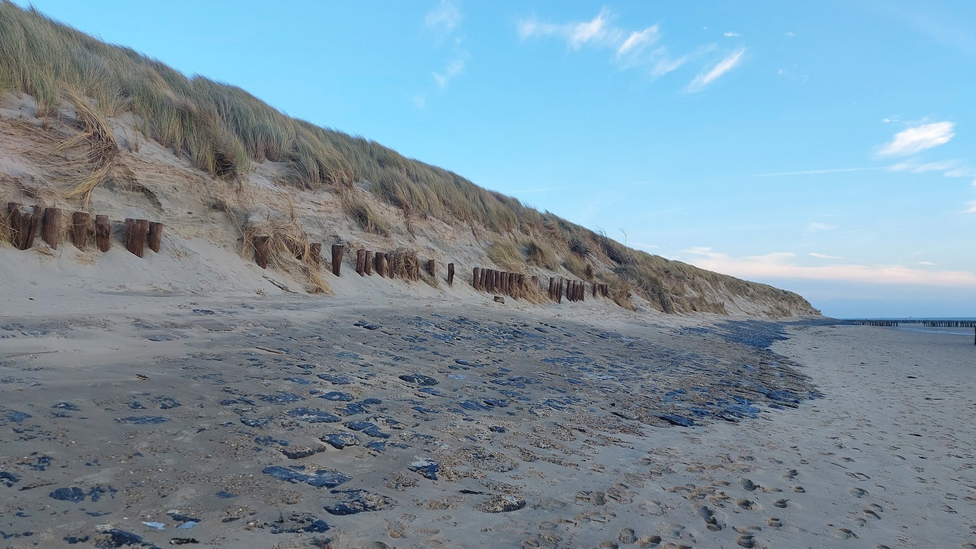 Extra-zand-voor-strand-en-duinen-bij-Dishoek
