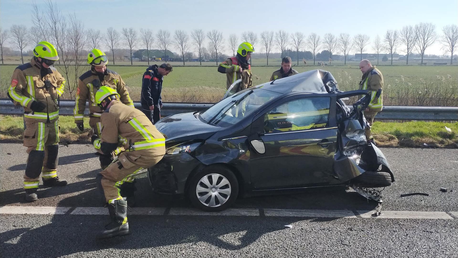Vrachtwagen klapt achterop personenwagen op A5 bij Zwanenburg
