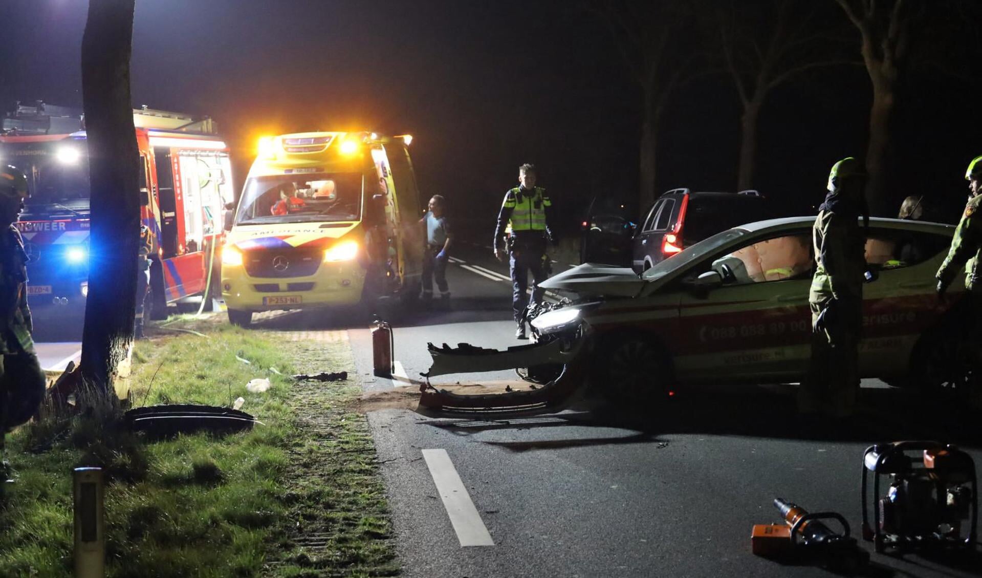 Auto raakt van de weg en rijdt tegen boom aan Middenweg (N243) in Noordbeemster