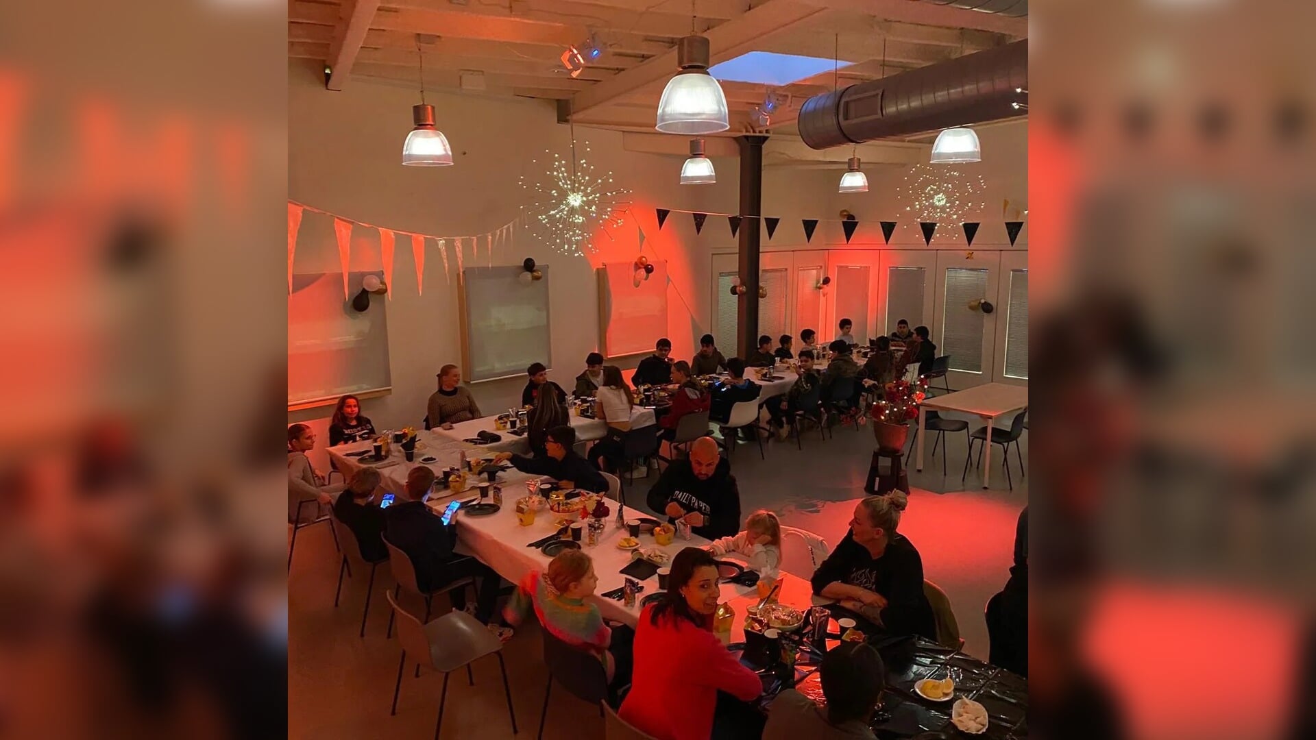 Samen aan de Iftar maaltijd bij het SCWO in de Omslag