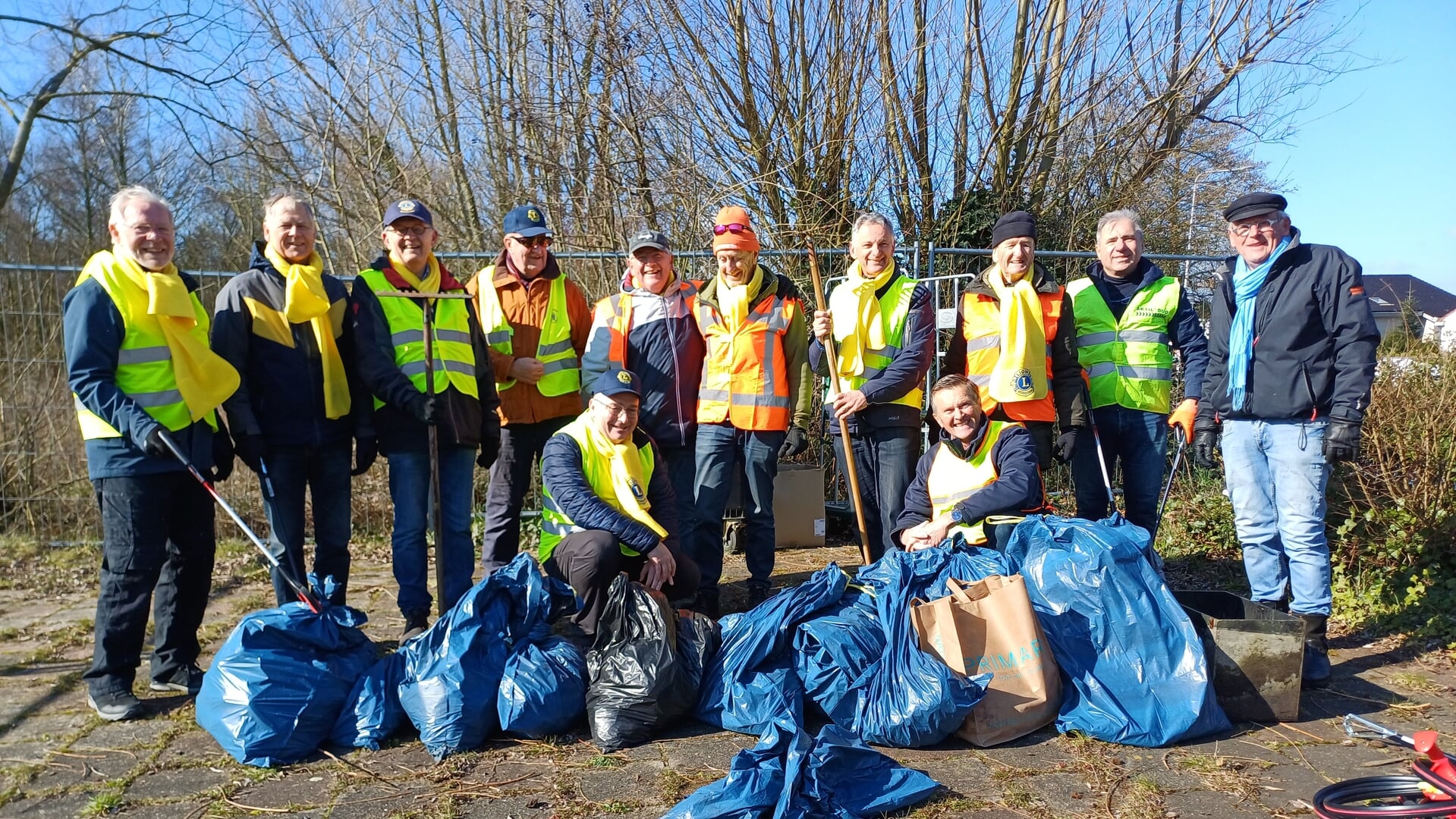 Lions Clubs Maassluis en Maasland maken Maassluise vlieten schoon tijdens NL Doet