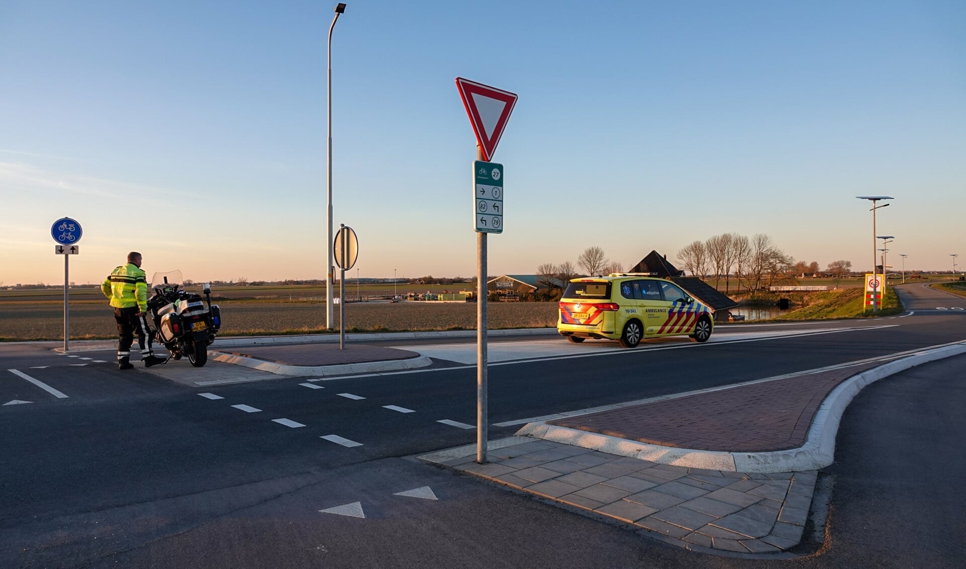 Botsing tussen speed pedelec en auto op rotonde Molendijk/N243 in Schermerhorn