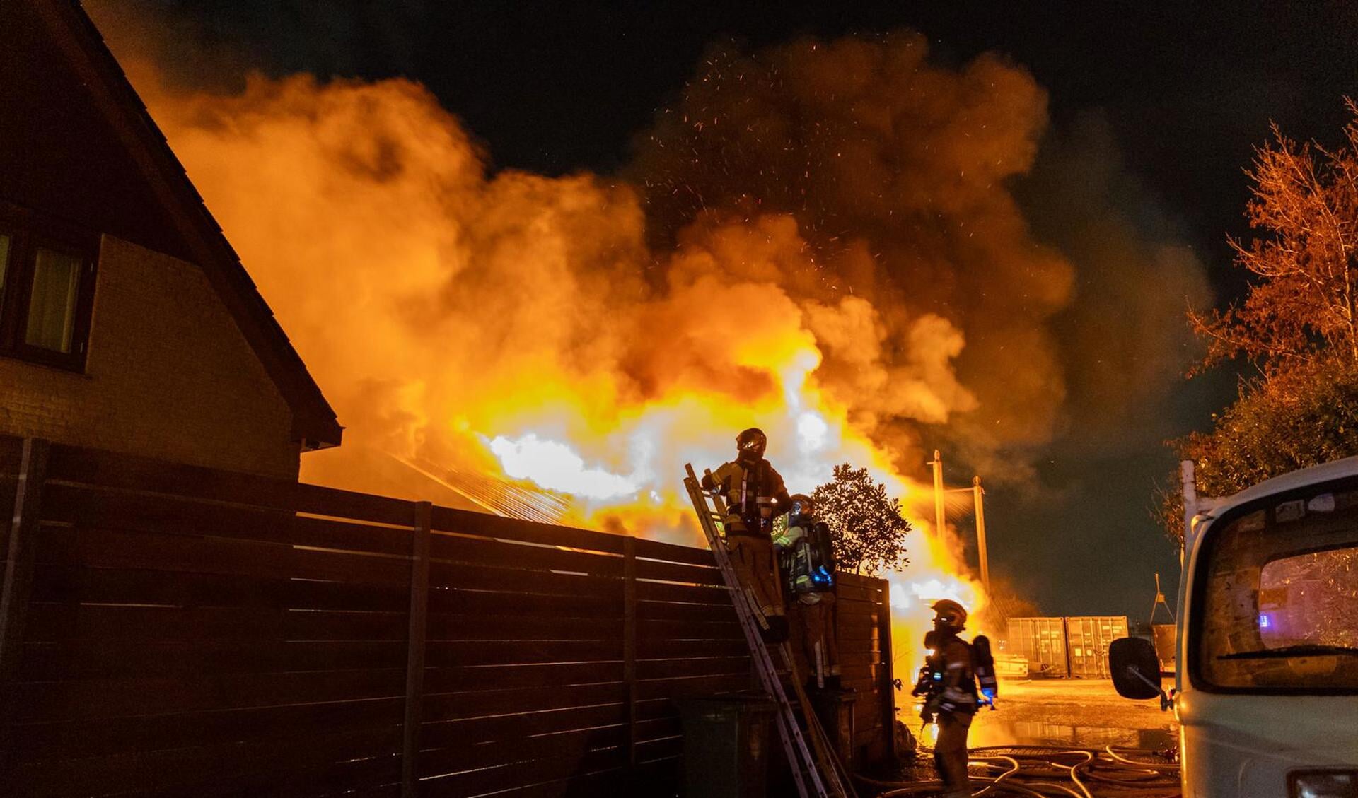 Vlammenzee bij uitslaande brand in pand aan Aalsmeerderweg in Rozenburg