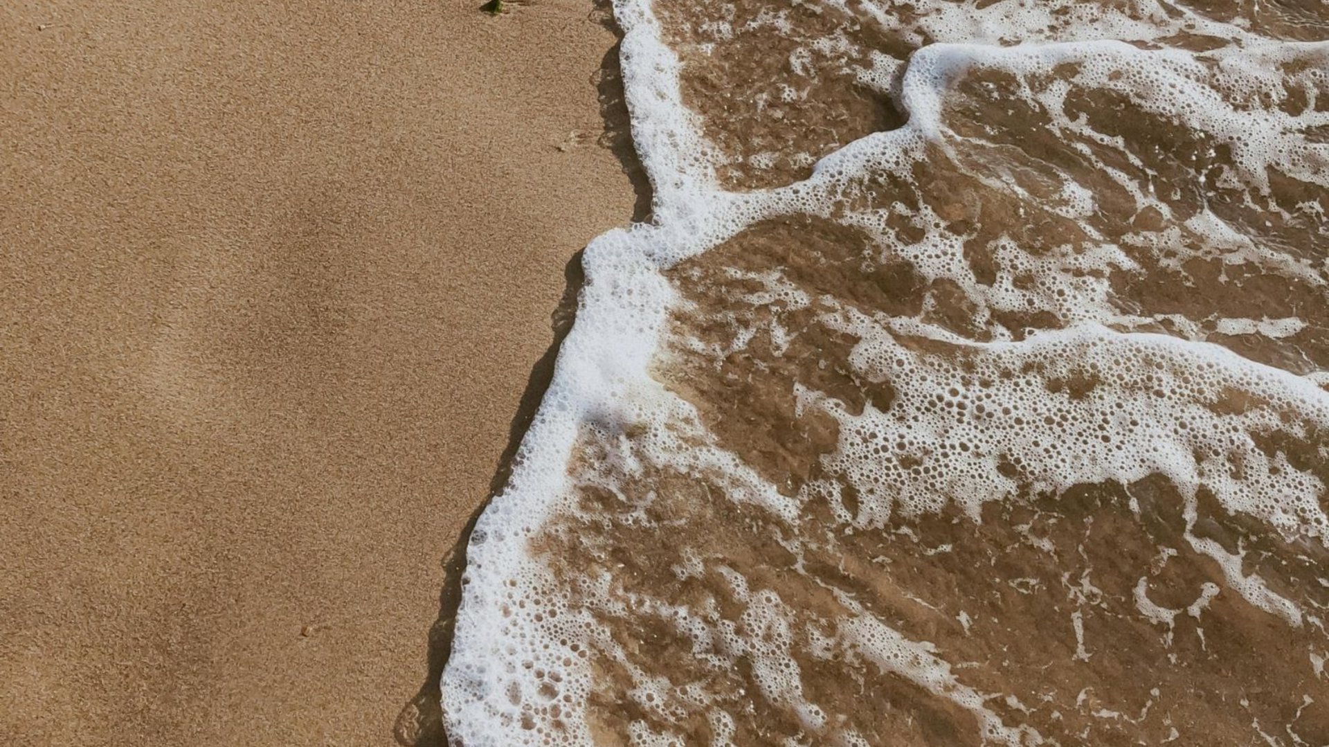 Waarschuwing-voor-aangespoelde-olie-op-stranden-Walcheren