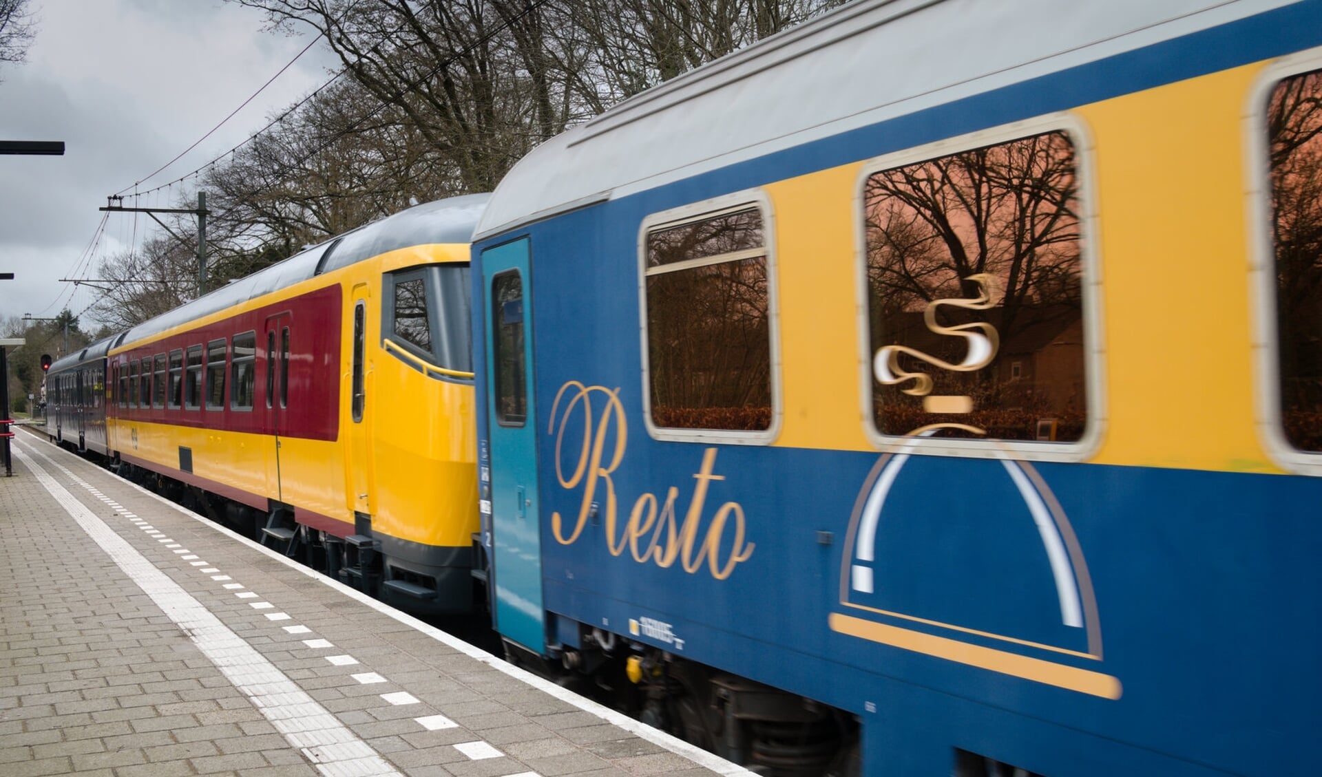 Restauratierijtuigen uit België passeren Soester stations