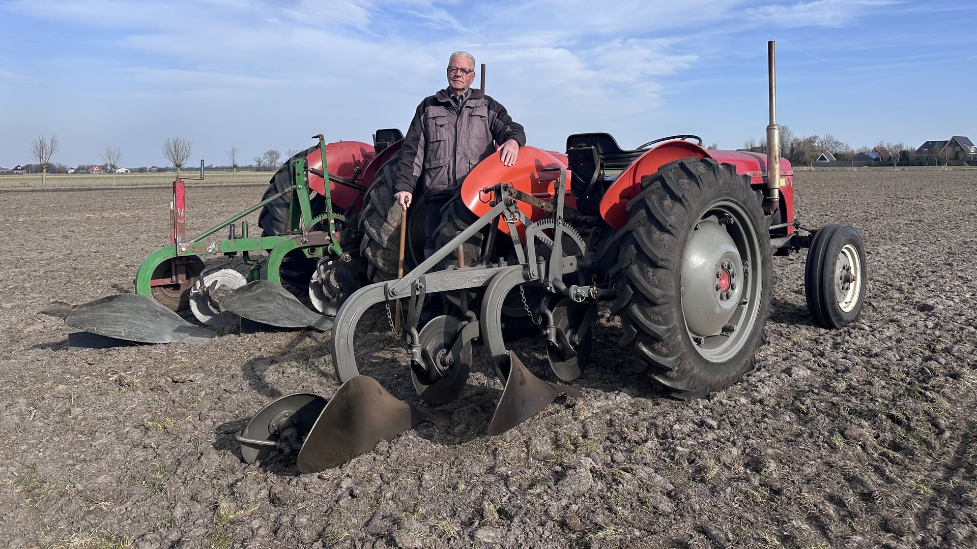 Piet Conijn stapt na 71 jaar voor de laatste keer op de trekker om te ploegen