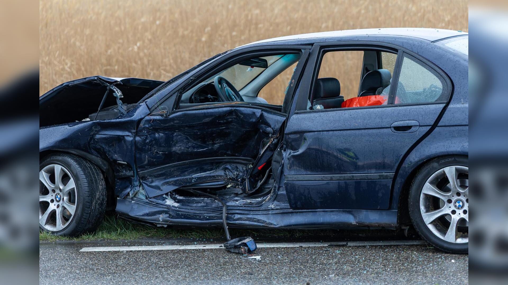 Auto knalt tegen boom na aanrijding met bestelbus aan Nelson Mandeladreef in Hoofddorp
