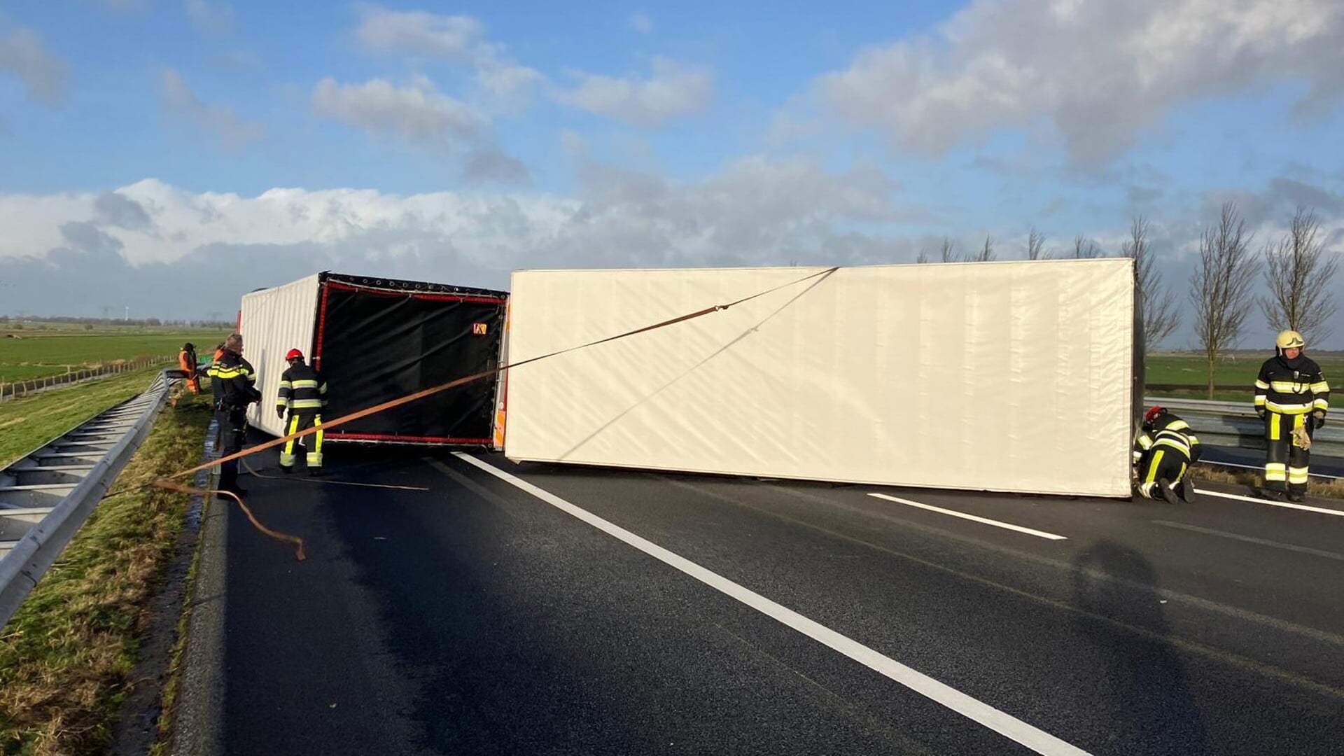 Gekantelde vrachtwagen blokkeert lange tijd A32 bij Haskerdijken