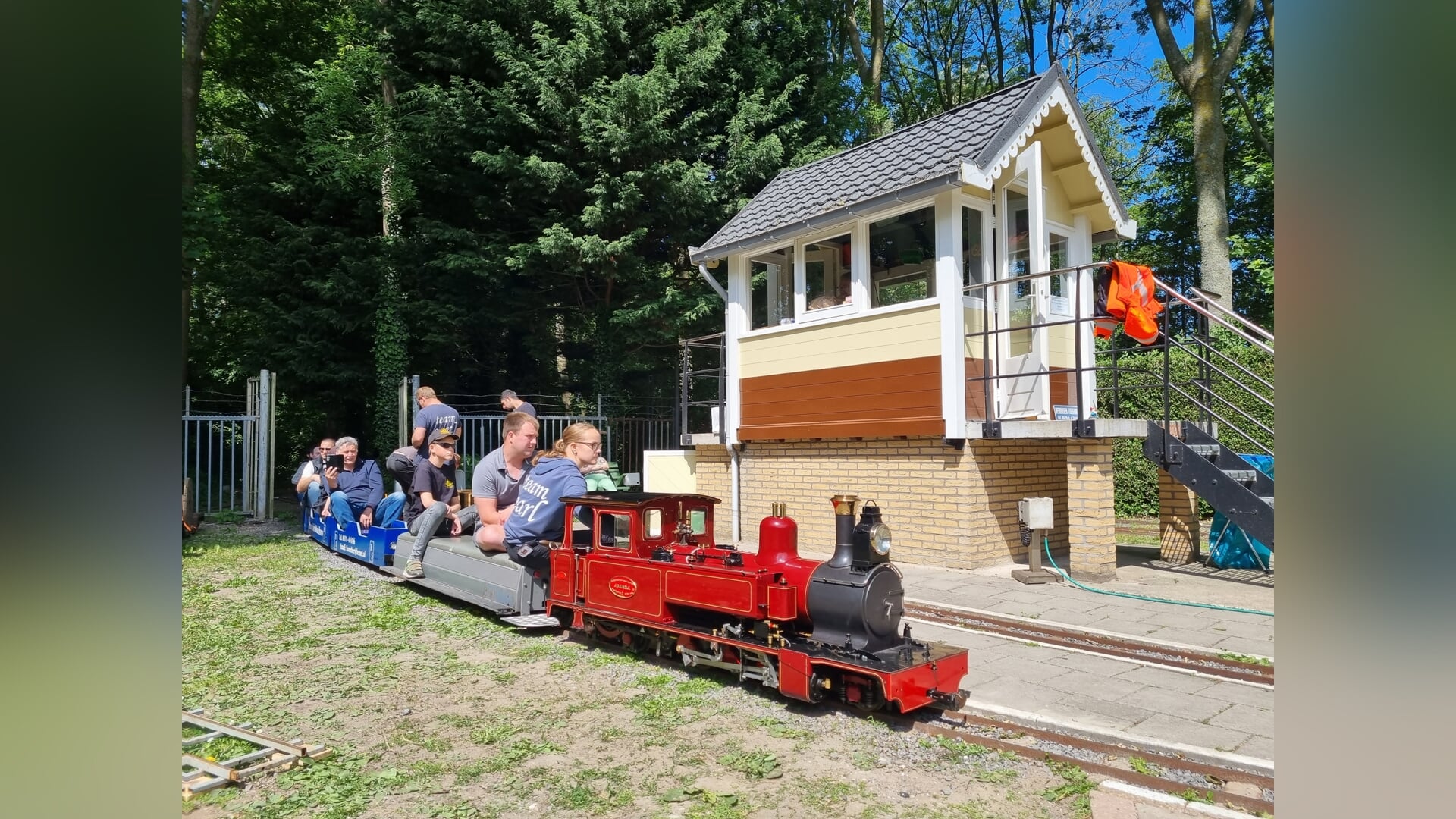 Kleurrijk treinverkeer op de Maasoever Spoorweg (fotserie)