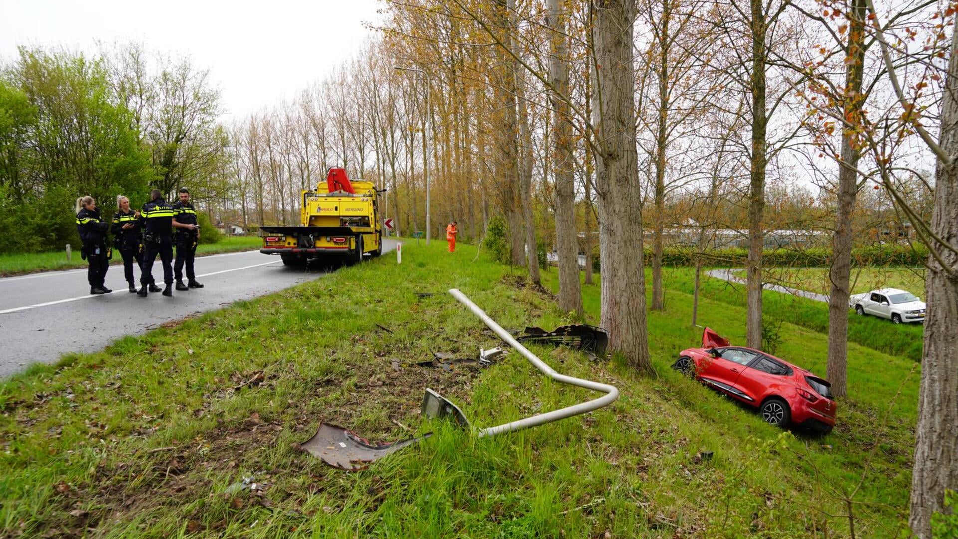 Twee gewonden na flinke crash op A7 bij Middenmeer, afrit afgesloten