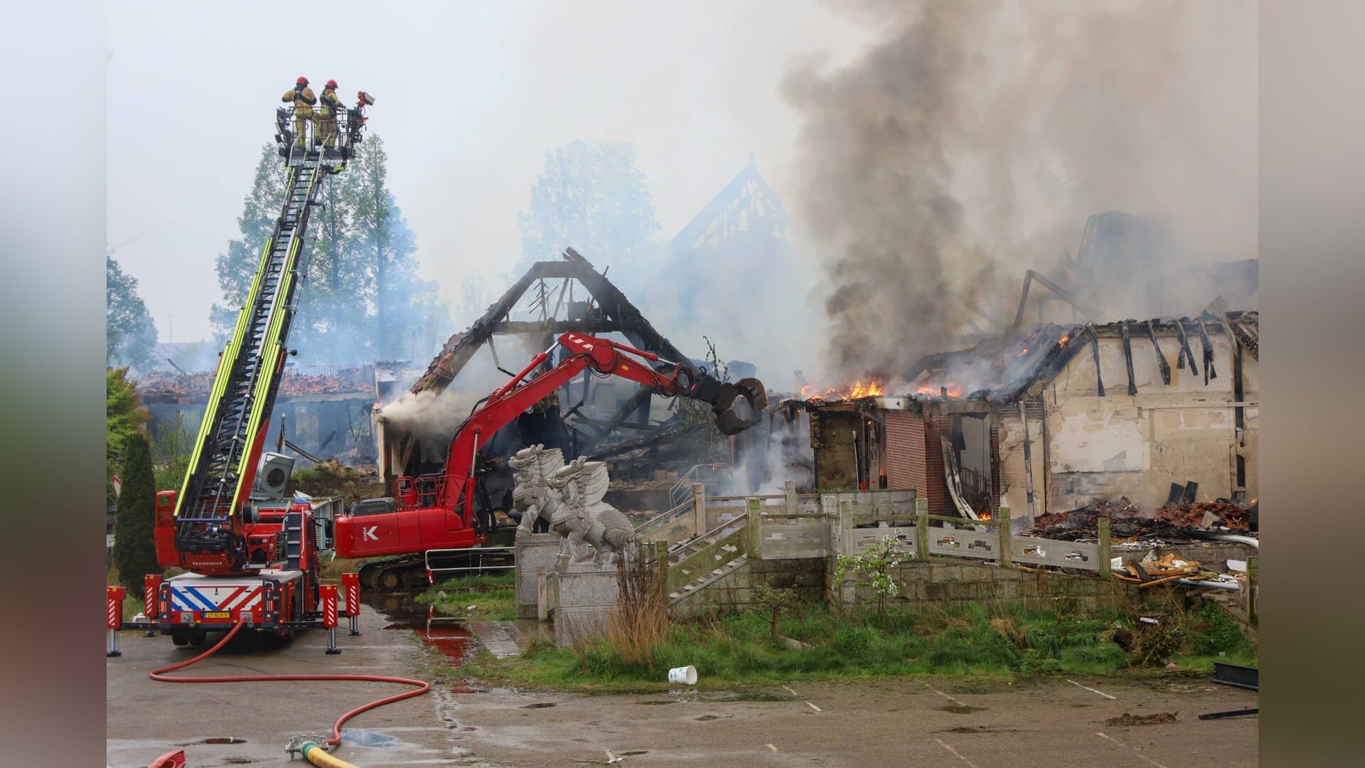 Enorme schade bij daglicht goed zichtbaar na verwoestende brand Wereldkeuken in Westzaan