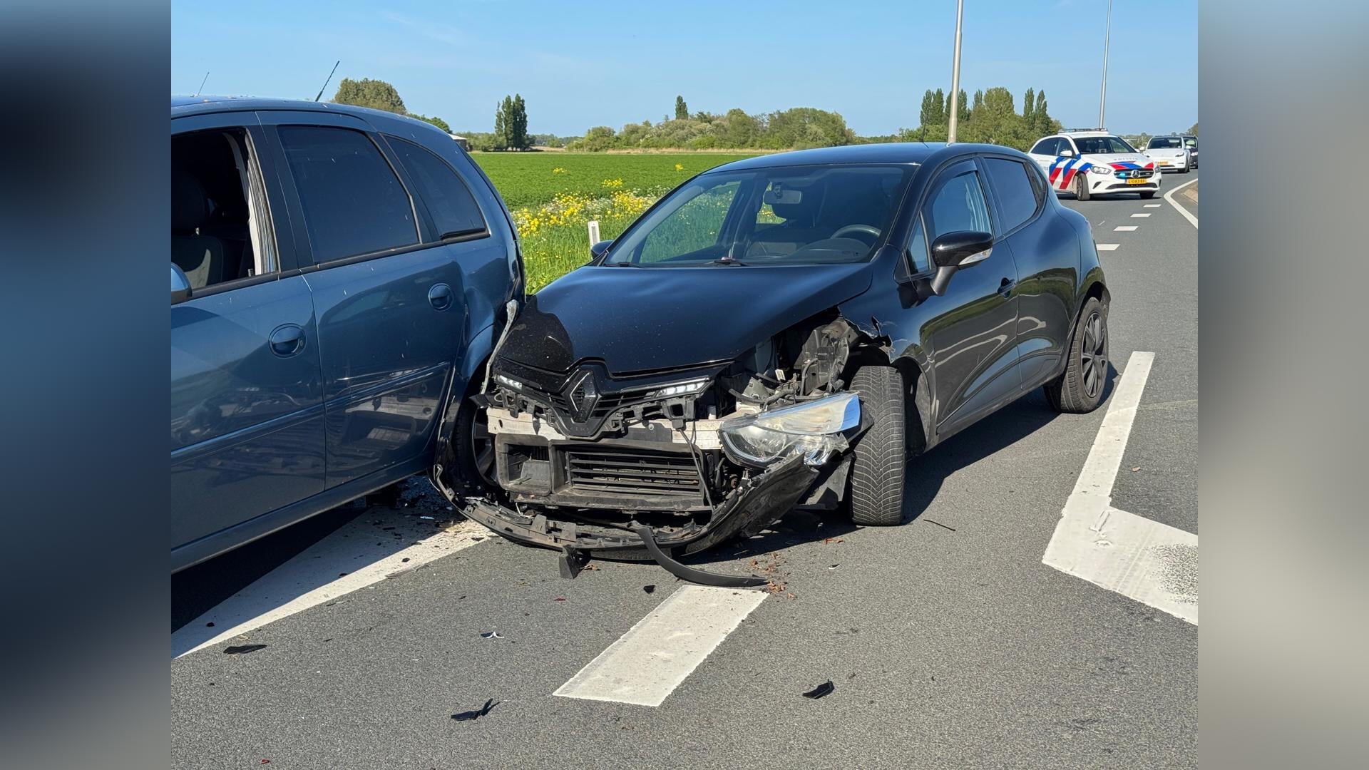 Flinke file na ongeluk met vier auto’s aan Drechterlandseweg in Lutjebroek