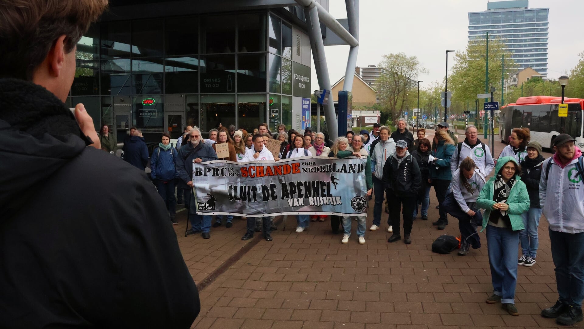 Tientallen mensen op de been in protestmars tegen apenproeven