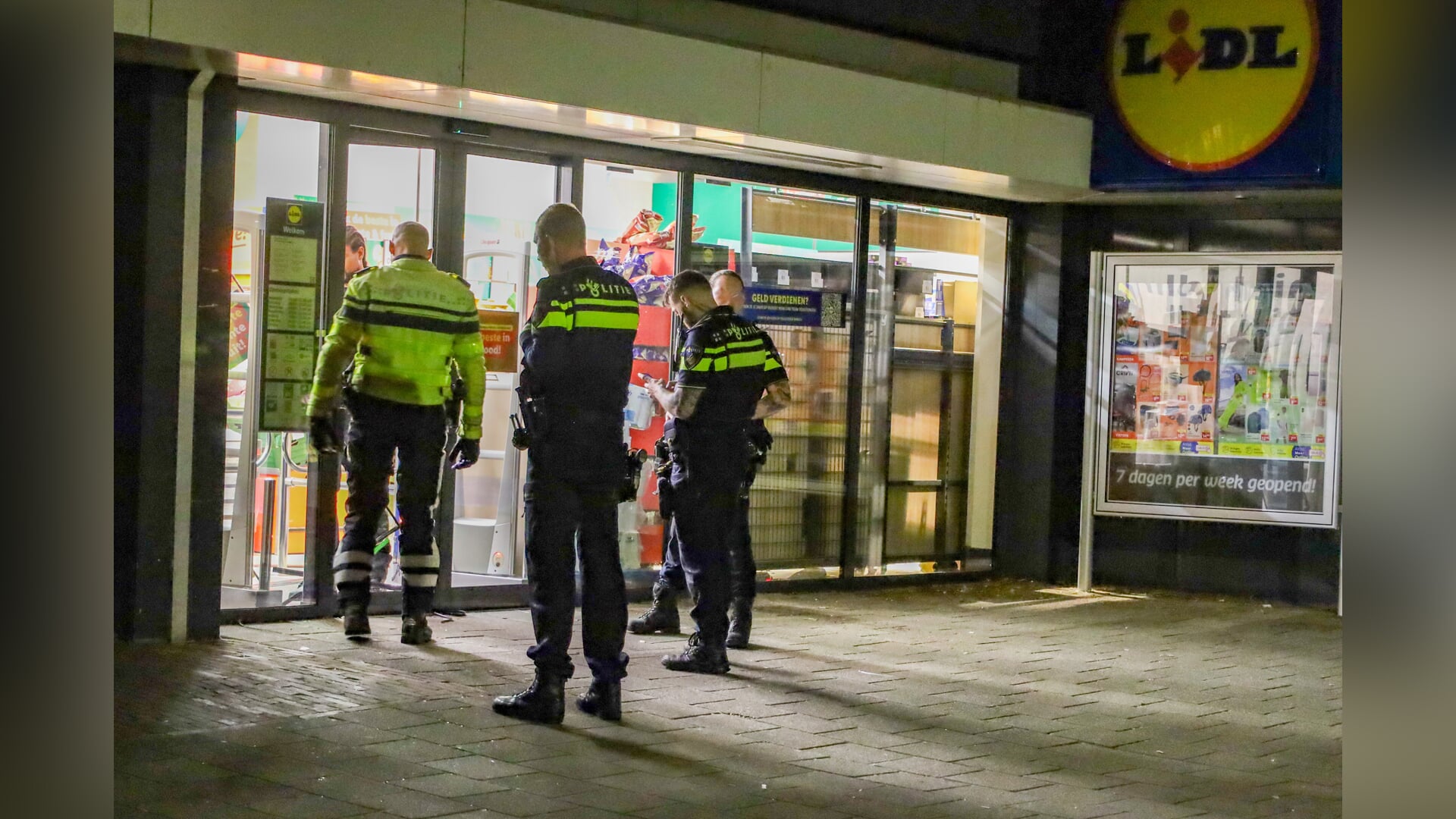 Explosie bij Lidl aan Lorentzplein in Badhoevedorp, toegangsdeur uit sponning geblazen