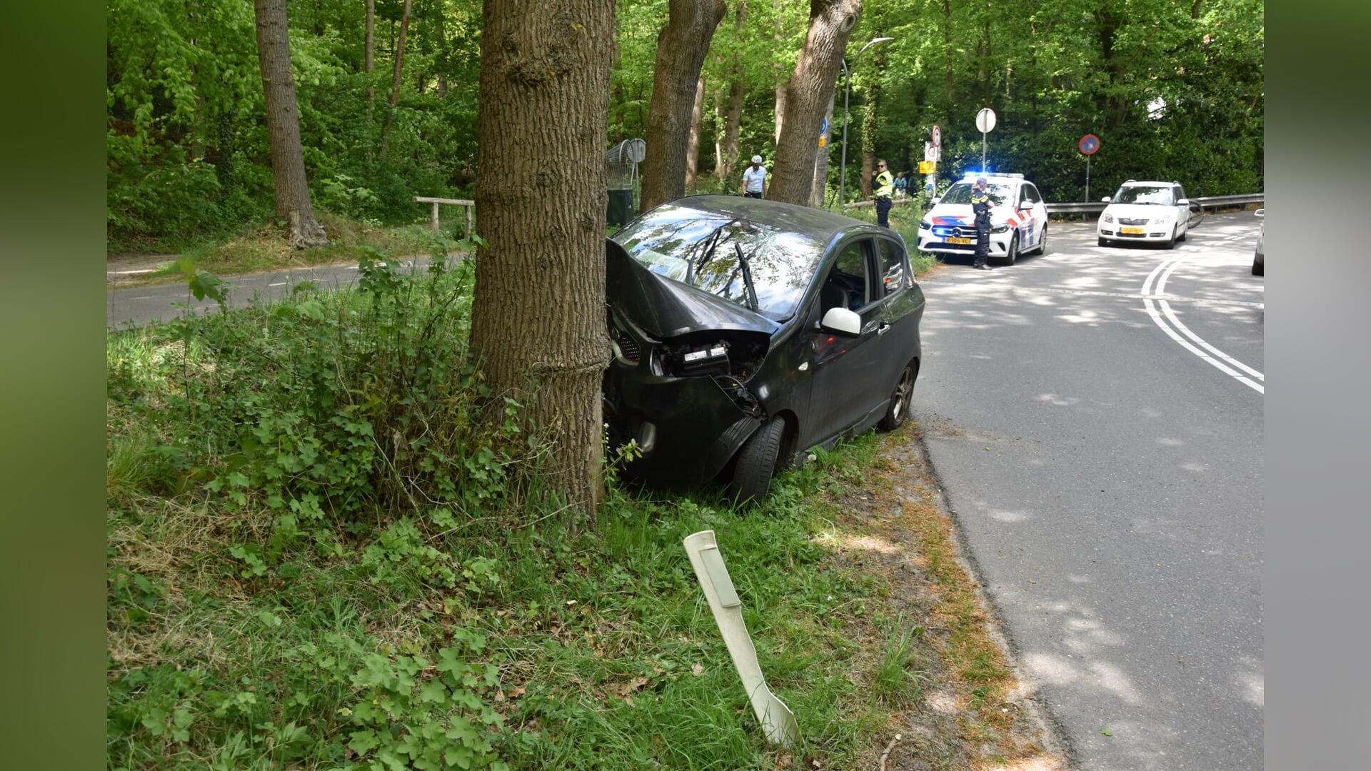 Automobilist verliest macht over het stuur en knalt tegen boom aan Postweg in Schoorl