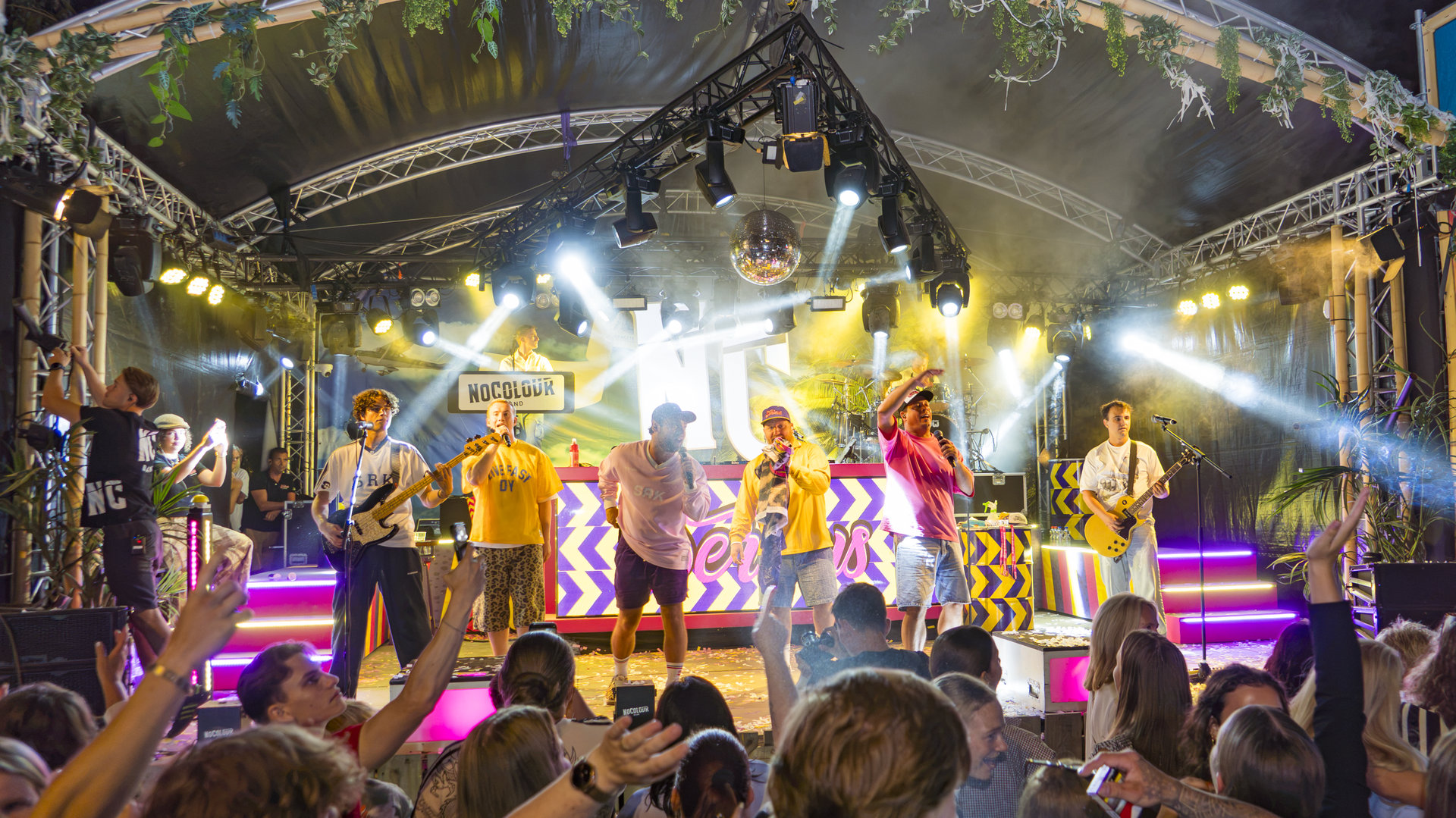 Het-weekend-kan-beginnen--nieuwe-single-Effe-Serieus-is-uit