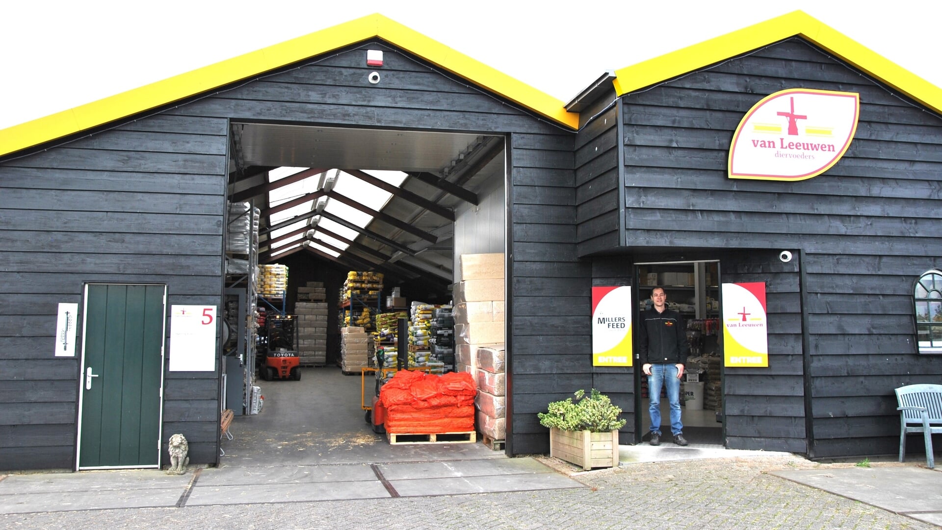De ‘stenen winkel’ van Van Leeuwen Diervoeders