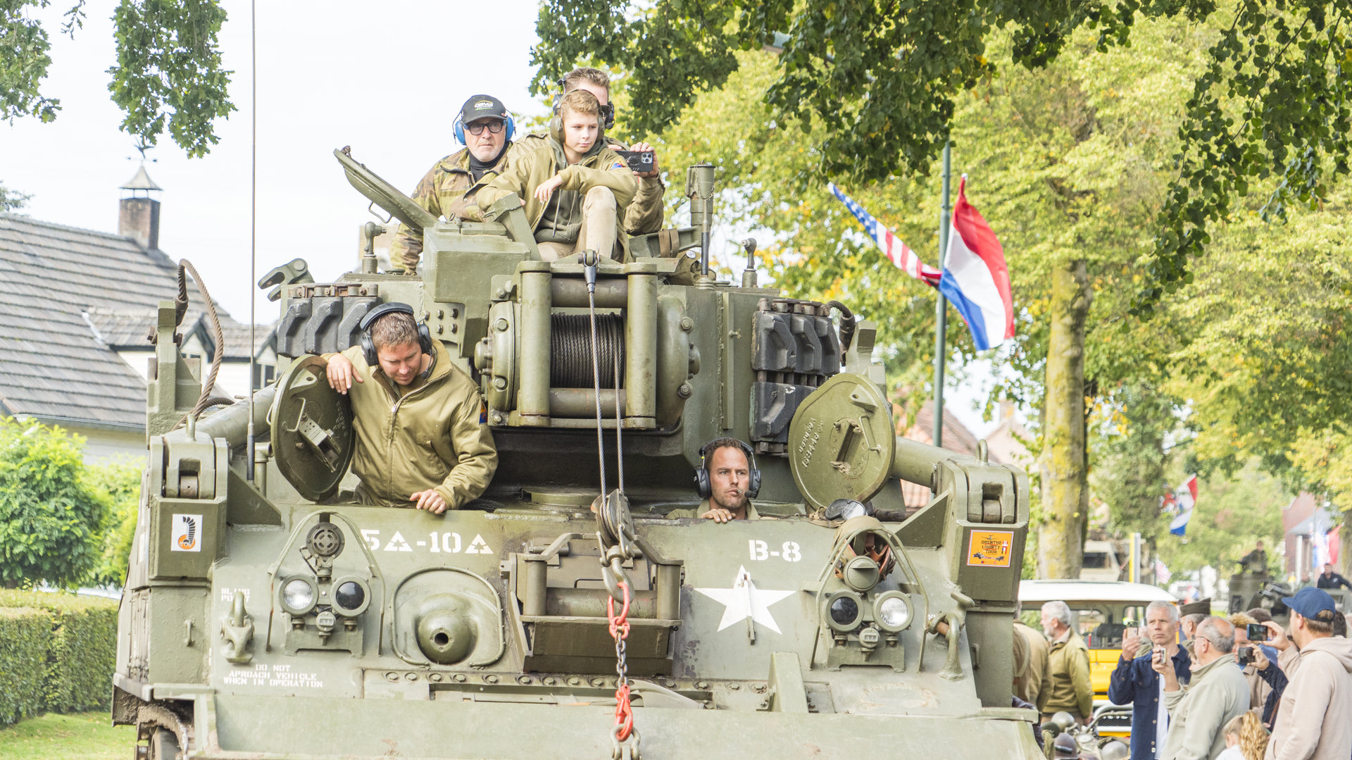 Historische-voertuigen-trekken-door-Meierijstad