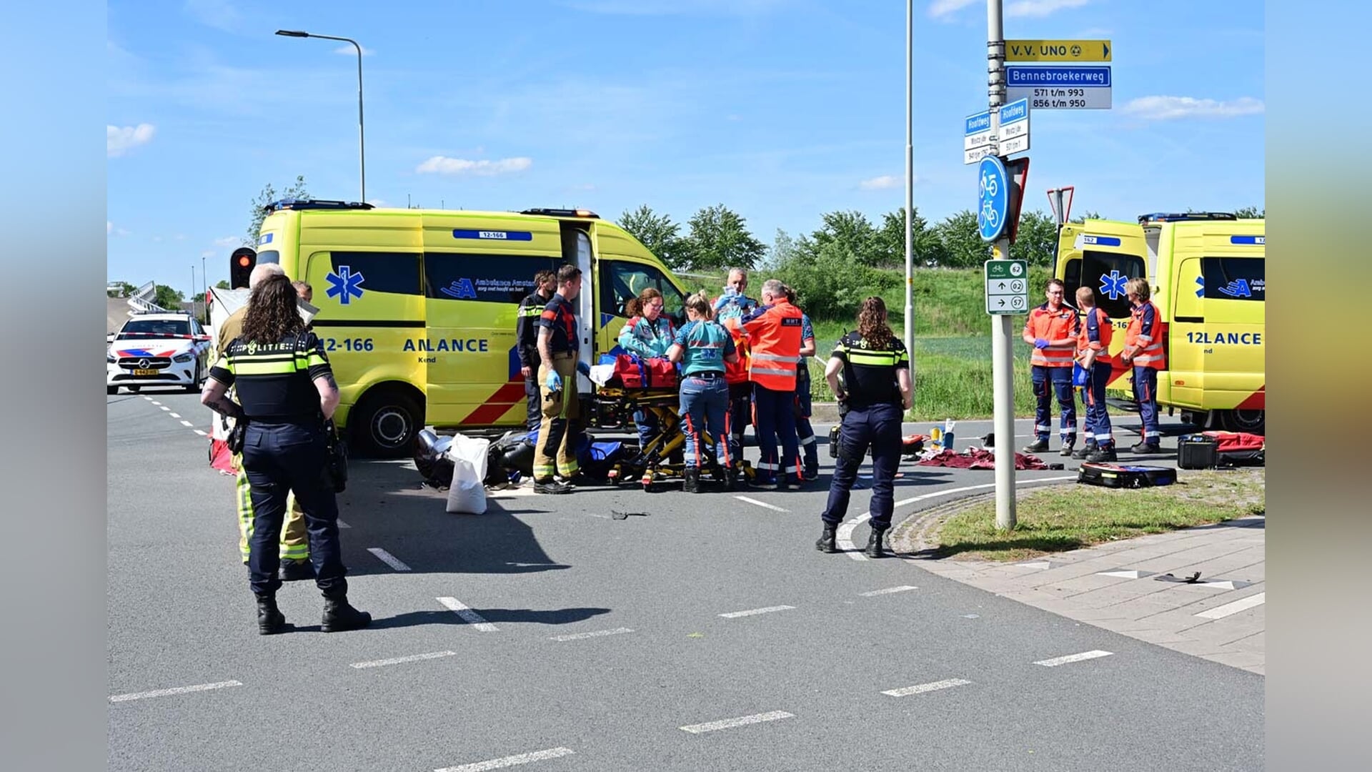 Scooterrijder ernstig gewond na aanrijding op kruising Bennebroekerweg en Hoofdweg in Hoofddorp