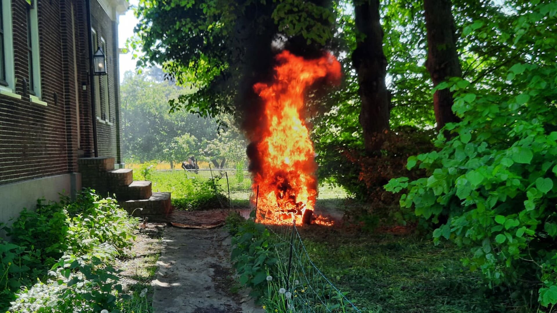 Grasmaaier vliegt in brand langs Purmerdijk in Purmerend