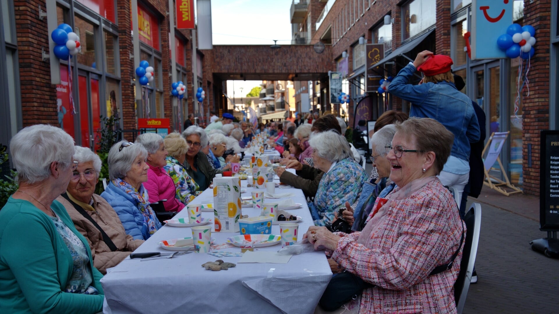 Ruim 100 dorpsgenoten genieten samen van Frans Ontbijt