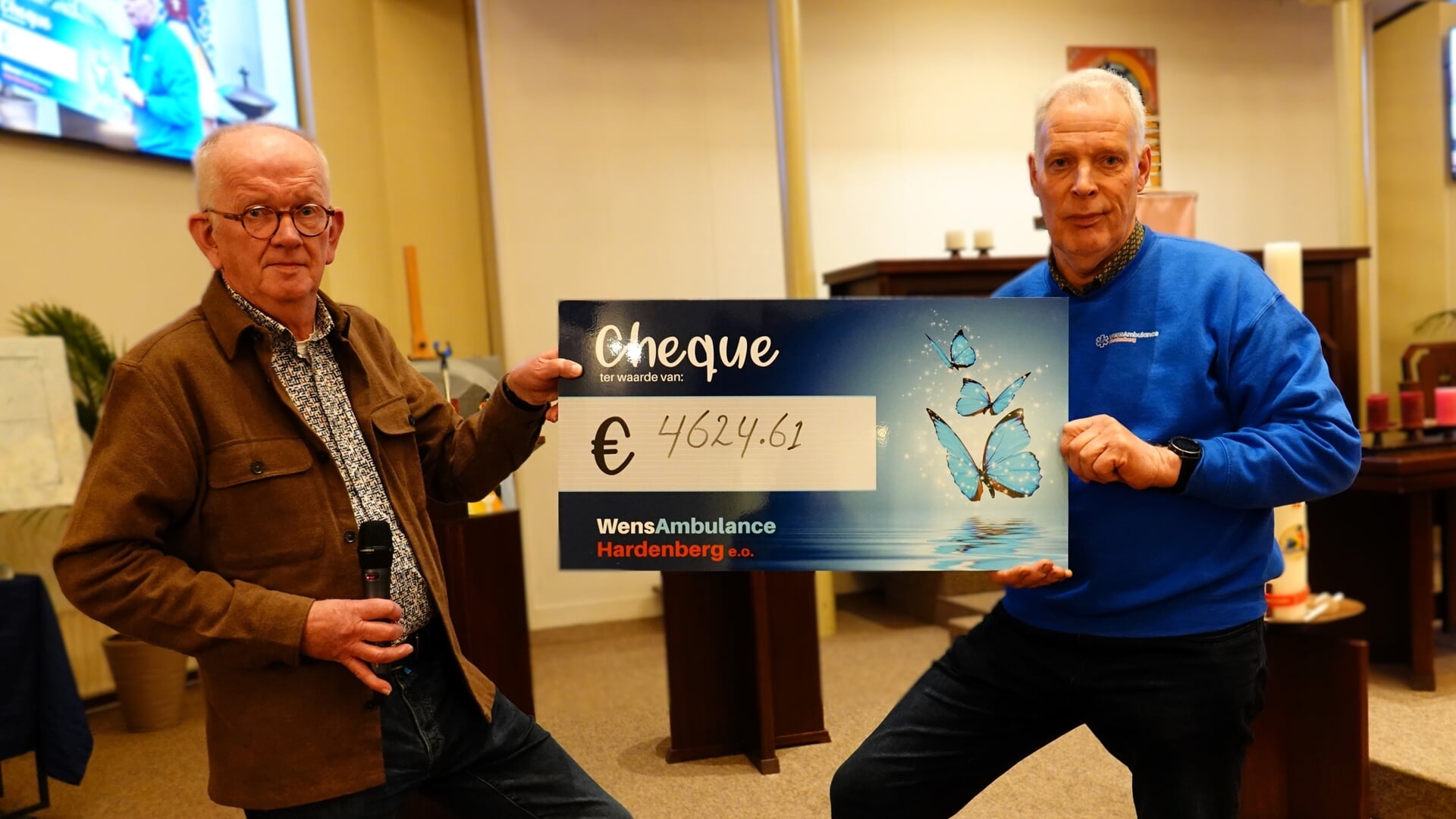 Samen Zingen overhandigt cheque aan Wensambulance - De Toren Hardenberg