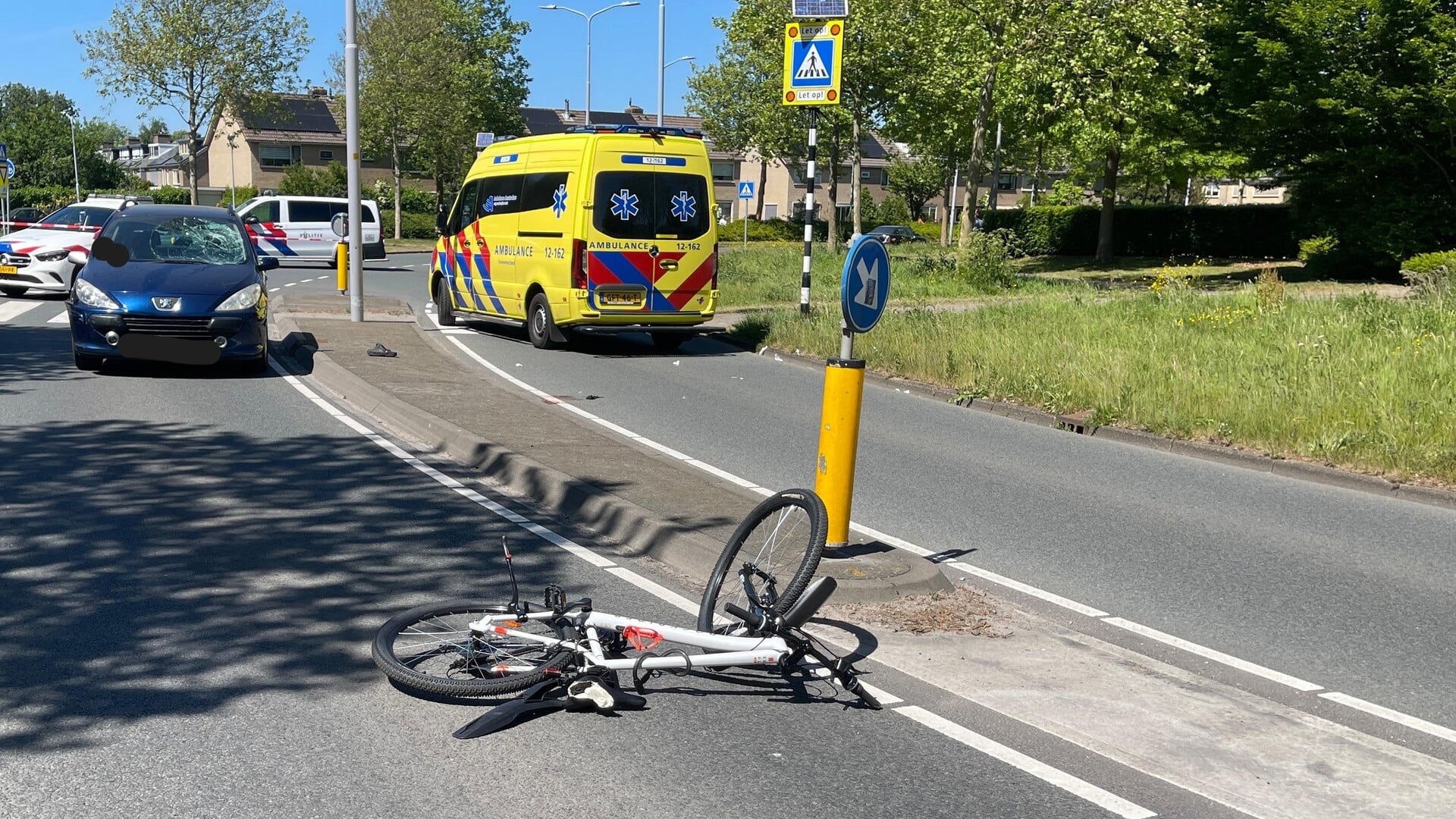Fietser zwaargewond met spoed naar ziekenhuis na aanrijding in Nieuw-Vennep