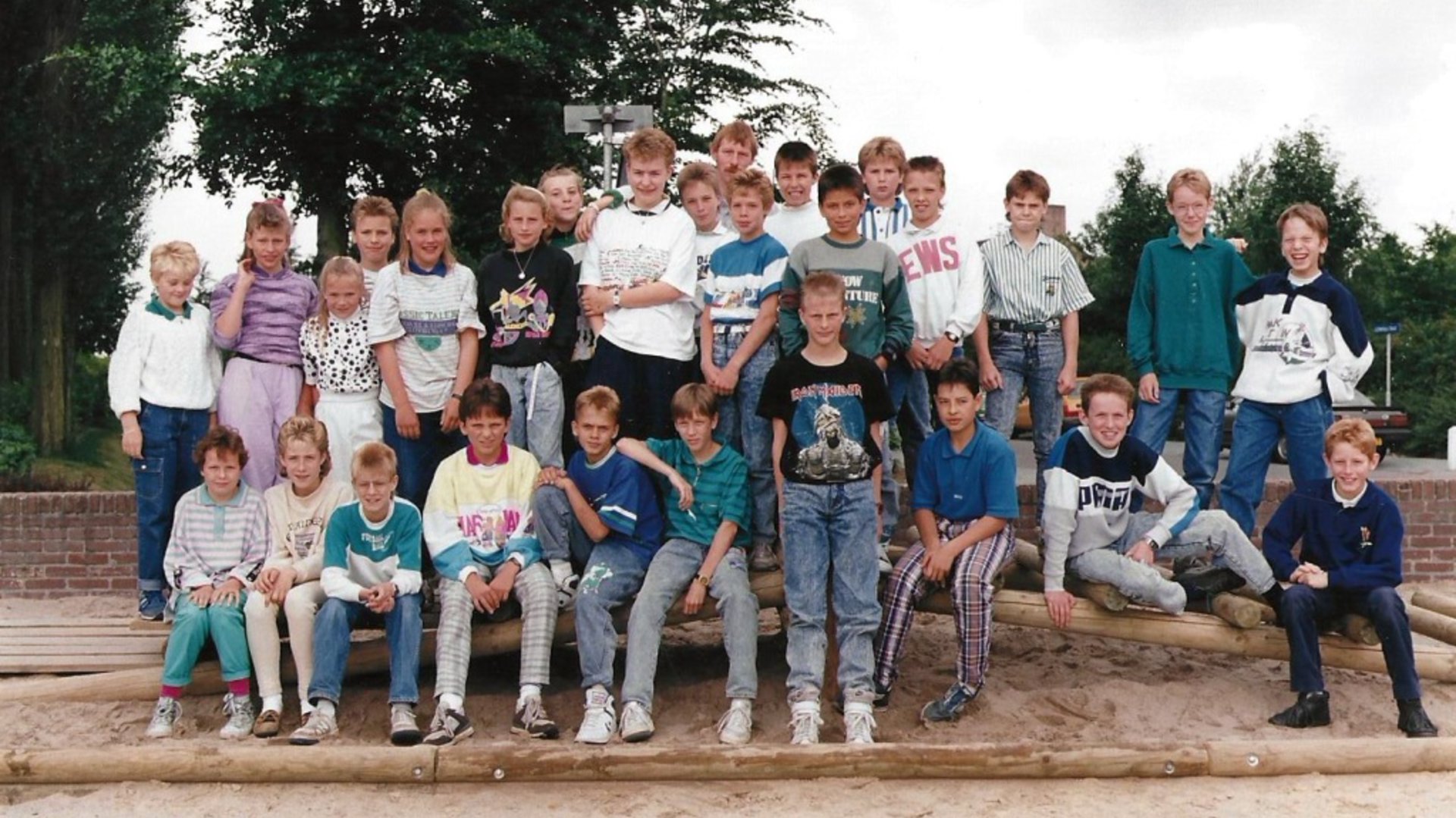 Oude-klassenfoto-s-brengen-re-nie-dichtbij