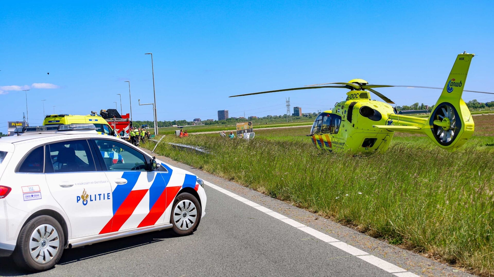 Auto te water langs A7 bij Wijdewormer, traumaheli ter plaatse