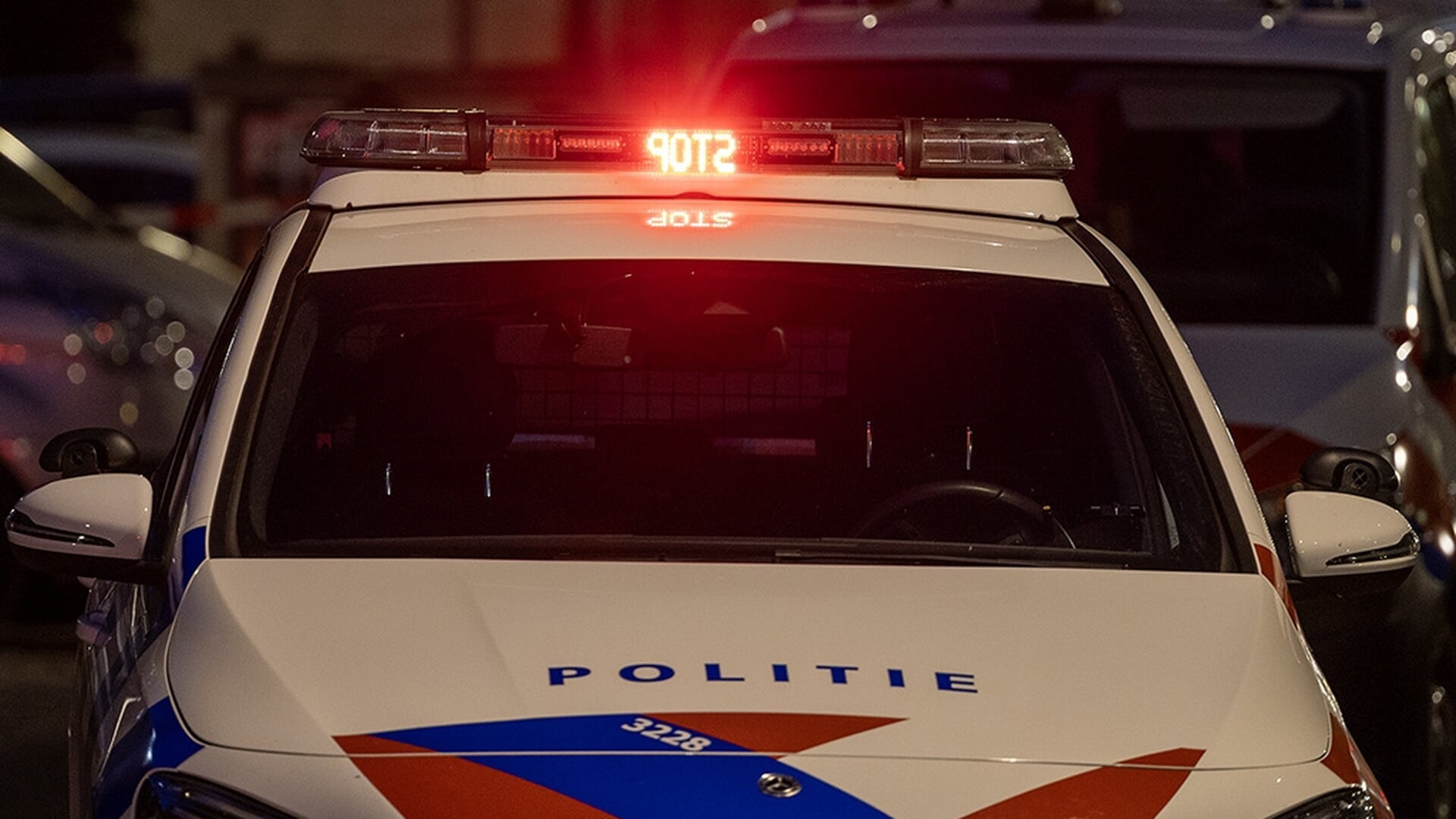 Explosie bij auto aan de Benedenweg in Sint Pancras, politie doet onderzoek