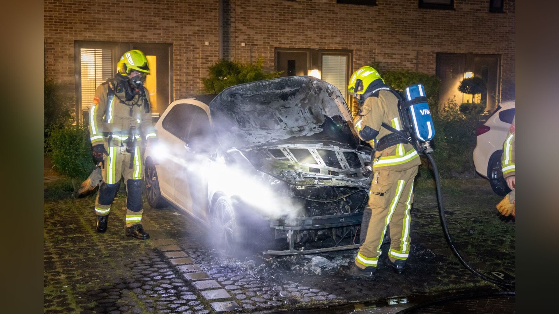 Auto onder verdachte omstandigheden in brand gevlogen aan Dartmoorlaan in Cruquius