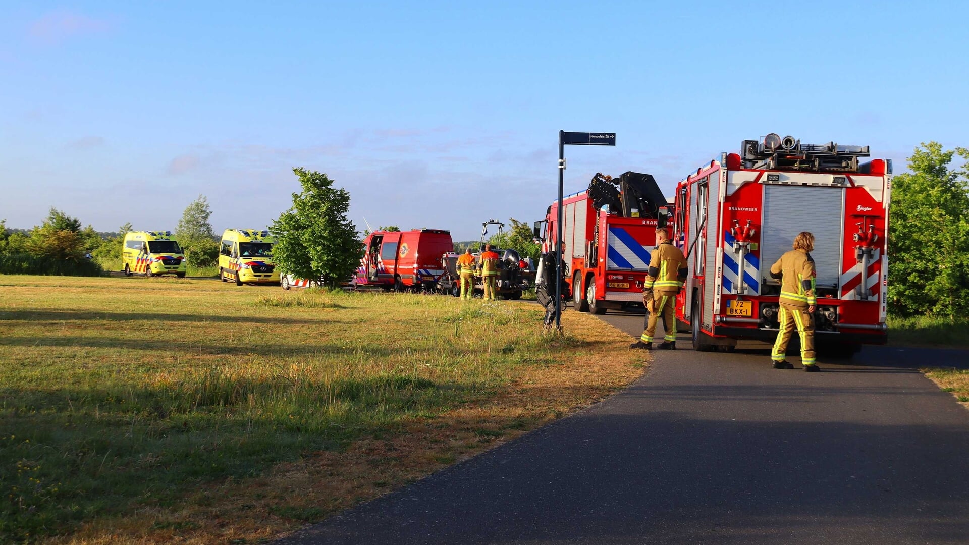 Automobilist verliest macht over het stuur en raakt te water langs Kleilandpad in Nieuw-Vennep
