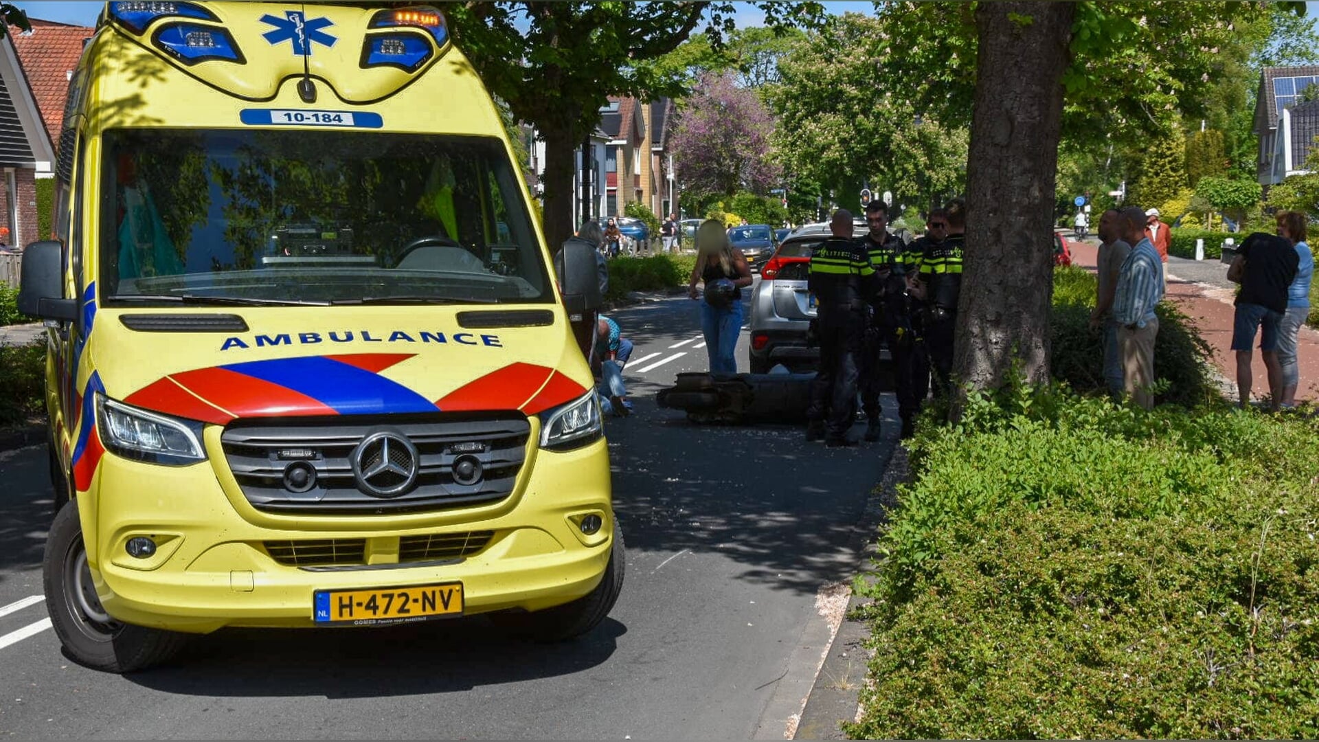 Middenweg in Heerhugowaard afgesloten na botsing tussen scooter en auto