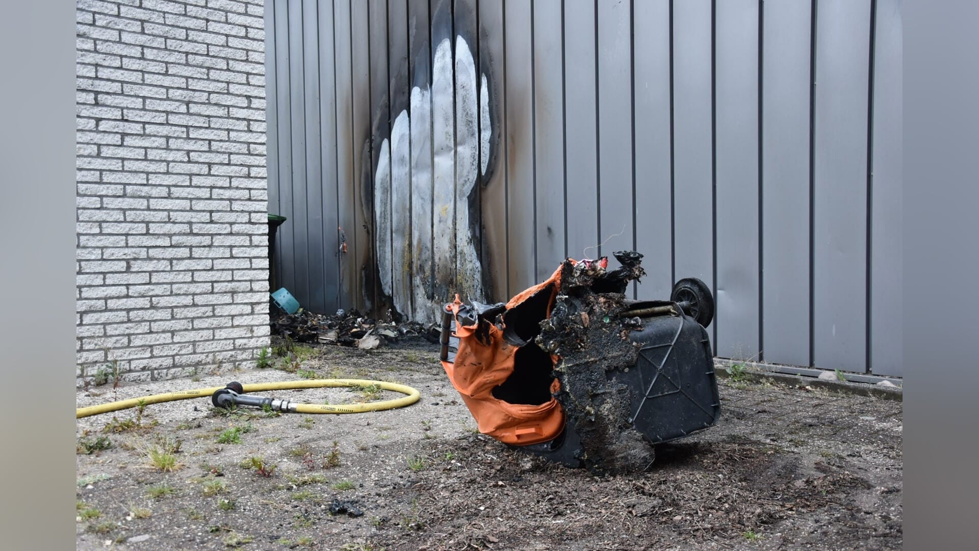 Bedrijfspand beschadigd na brand in container aan De Veken in Opmeer