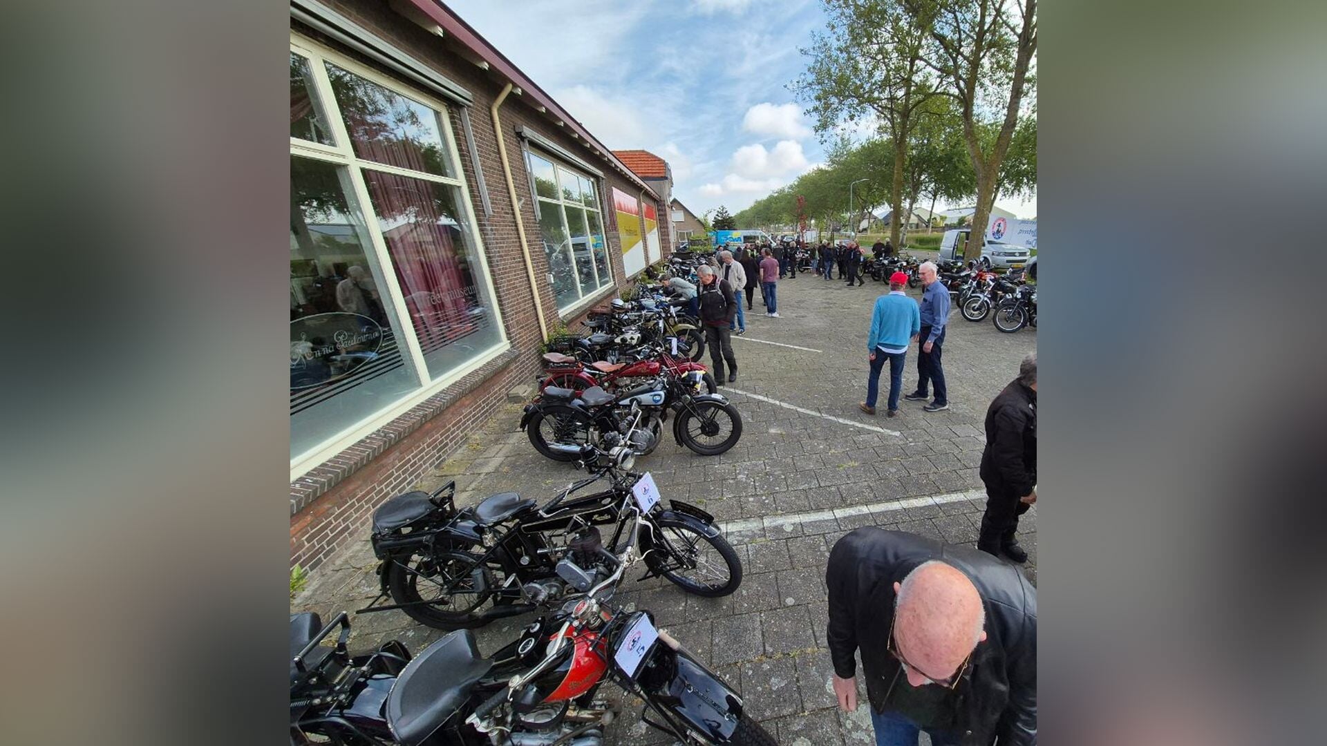 Veteranenrit voor oude motoren vanuit Breezand