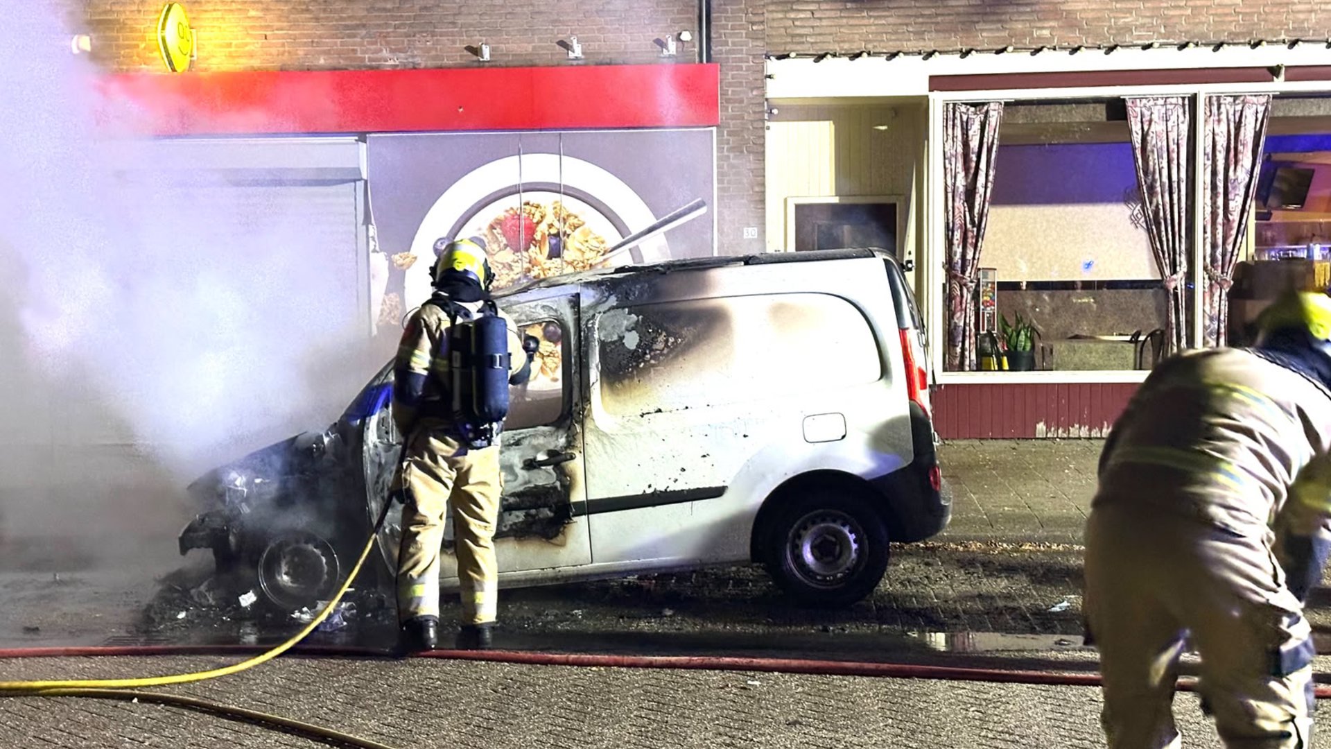 Bestelbus-verwoest-na-brand-in-Schijndel